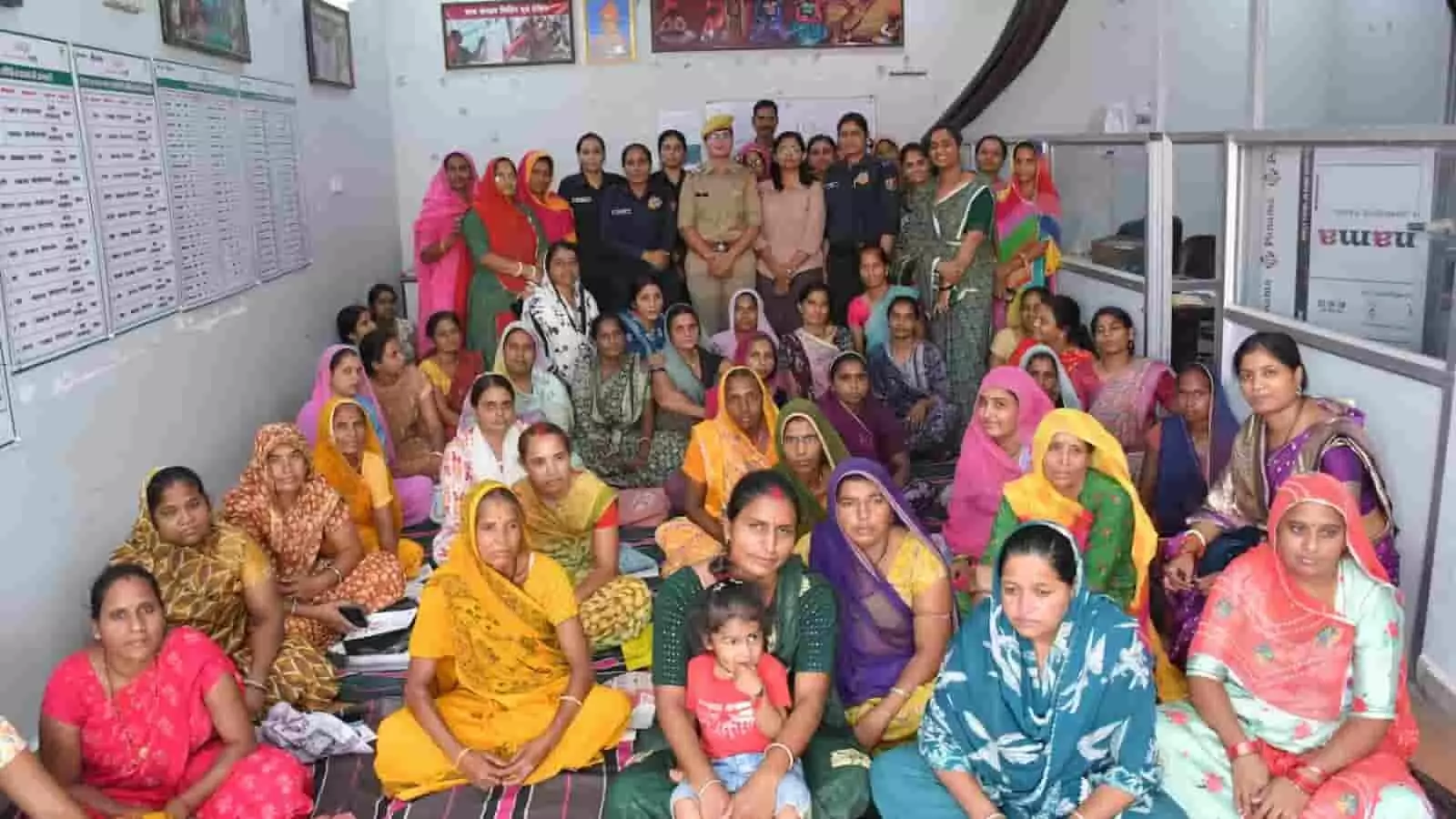 चित्तौड़गढ़ में सखी परियोजना के तहत आयोजित जागरूकता सत्र में बैठीं महिलाएं और पुलिसकर्मी। चित्तौड़गढ़ में सखी परियोजना के तहत आयोजित जागरूकता सत्र में बैठीं महिलाएं और पुलिसकर्मी।