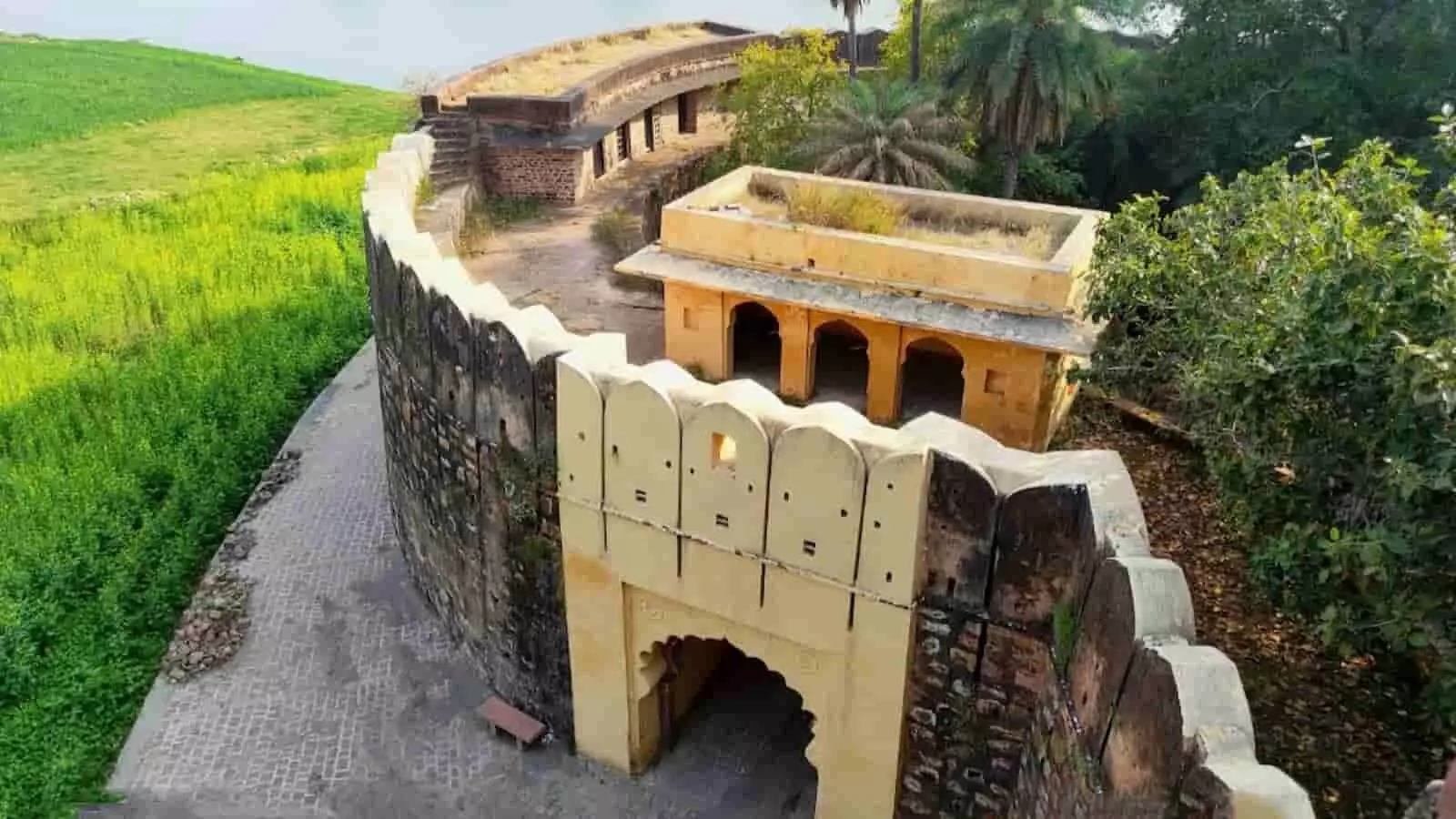 तस्वीर में बाराँ जिले के शेरगढ़ किले का ऐतिहासिक ढांचा, प्रवेश द्वार और नदी तट दिखाई दे रहा है। तस्वीर में बाराँ जिले के शेरगढ़ किले का ऐतिहासिक ढांचा, प्रवेश द्वार और नदी तट दिखाई दे रहा है।