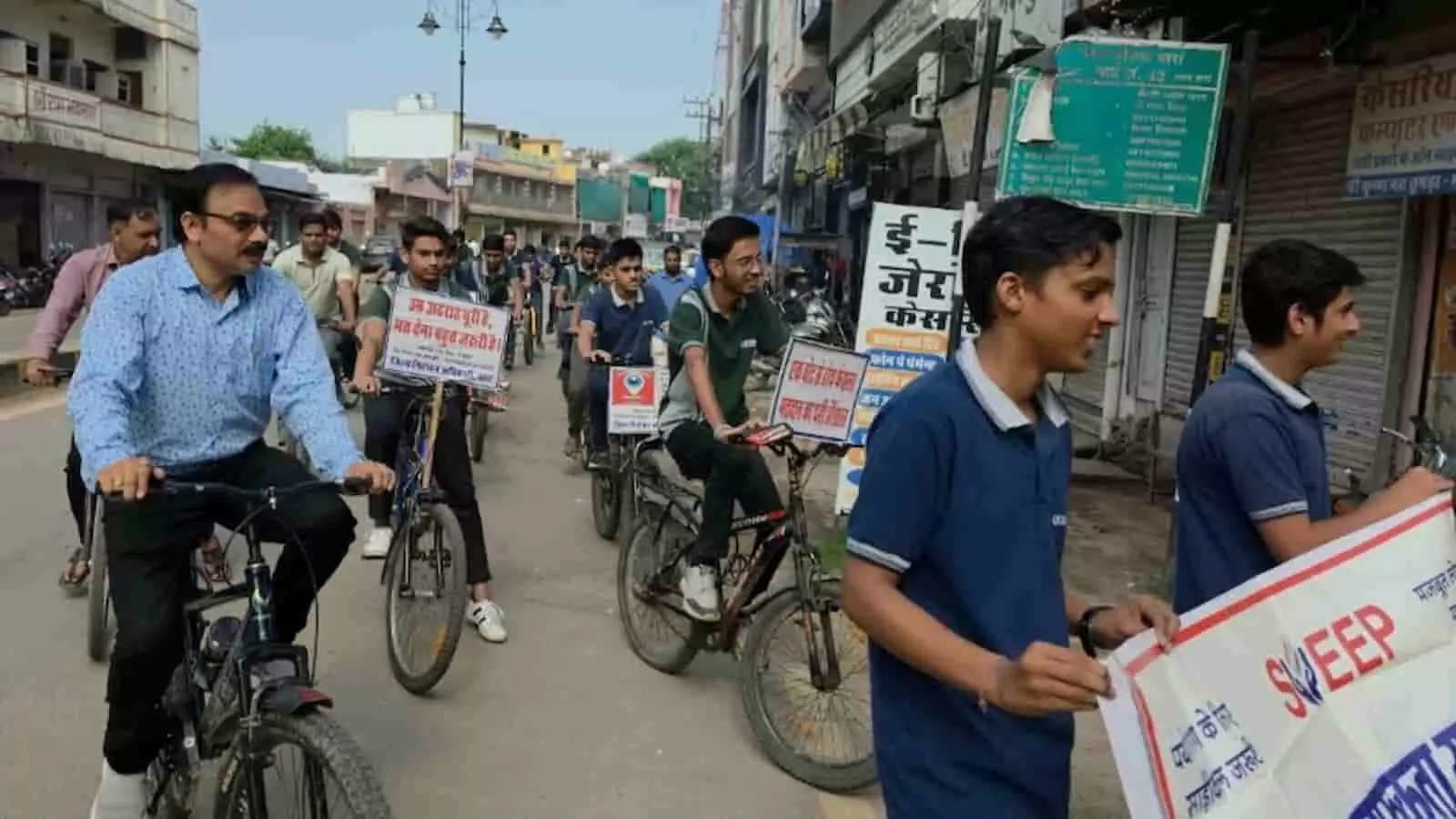 मतदान जागरूकता के लिए साइकिल चलाते विद्यार्थी और अधिकारी बारां शहर की सड़क पर। मतदान जागरूकता के लिए साइकिल चलाते विद्यार्थी और अधिकारी बारां शहर की सड़क पर।