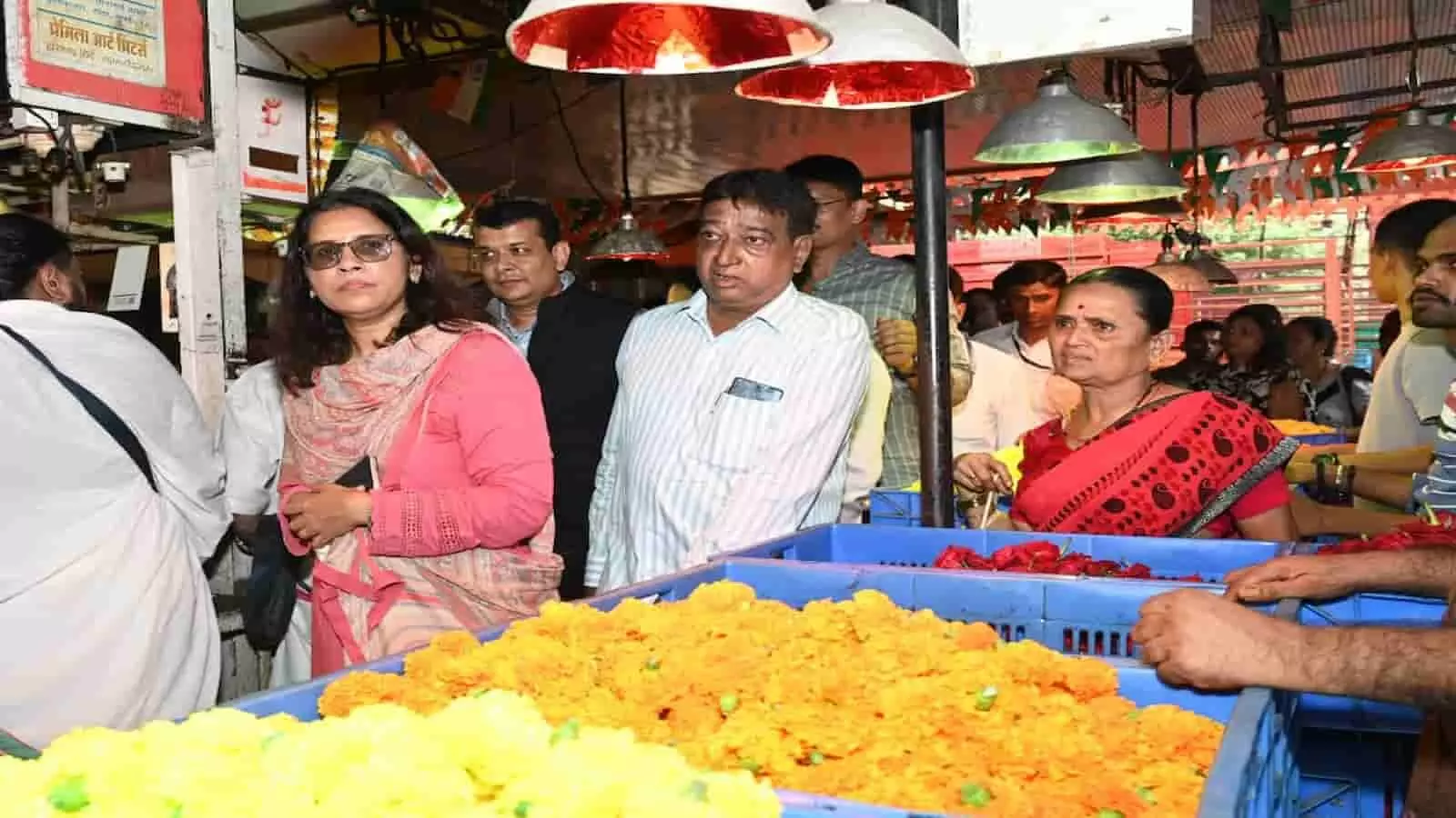 तस्वीर में प्राजक्ता वर्मा लवंगारे और अधिकारी दादर के फूल बाजार में निरीक्षण करते दिख रहे हैं।