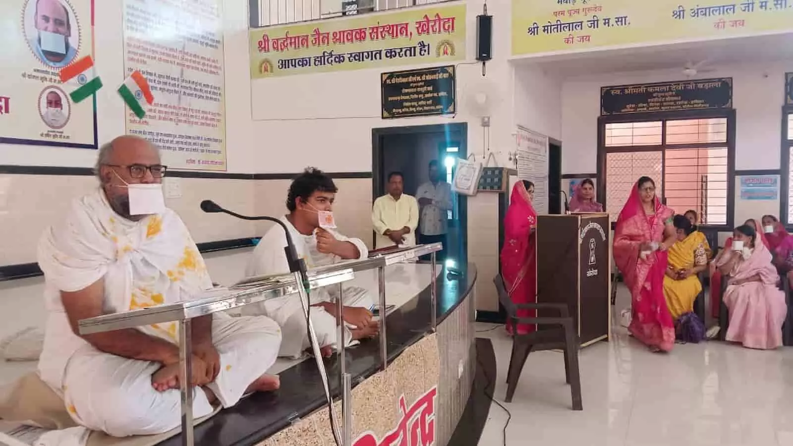तस्वीर में खेरोदा जैन स्थानक भवन में प्रवचन देते हुए गुरुदेव कोमल मुनि म.सा. और श्रद्धालु दिख रहे हैं। तस्वीर में खेरोदा जैन स्थानक भवन में प्रवचन देते हुए गुरुदेव कोमल मुनि म.सा. और श्रद्धालु दिख रहे हैं।