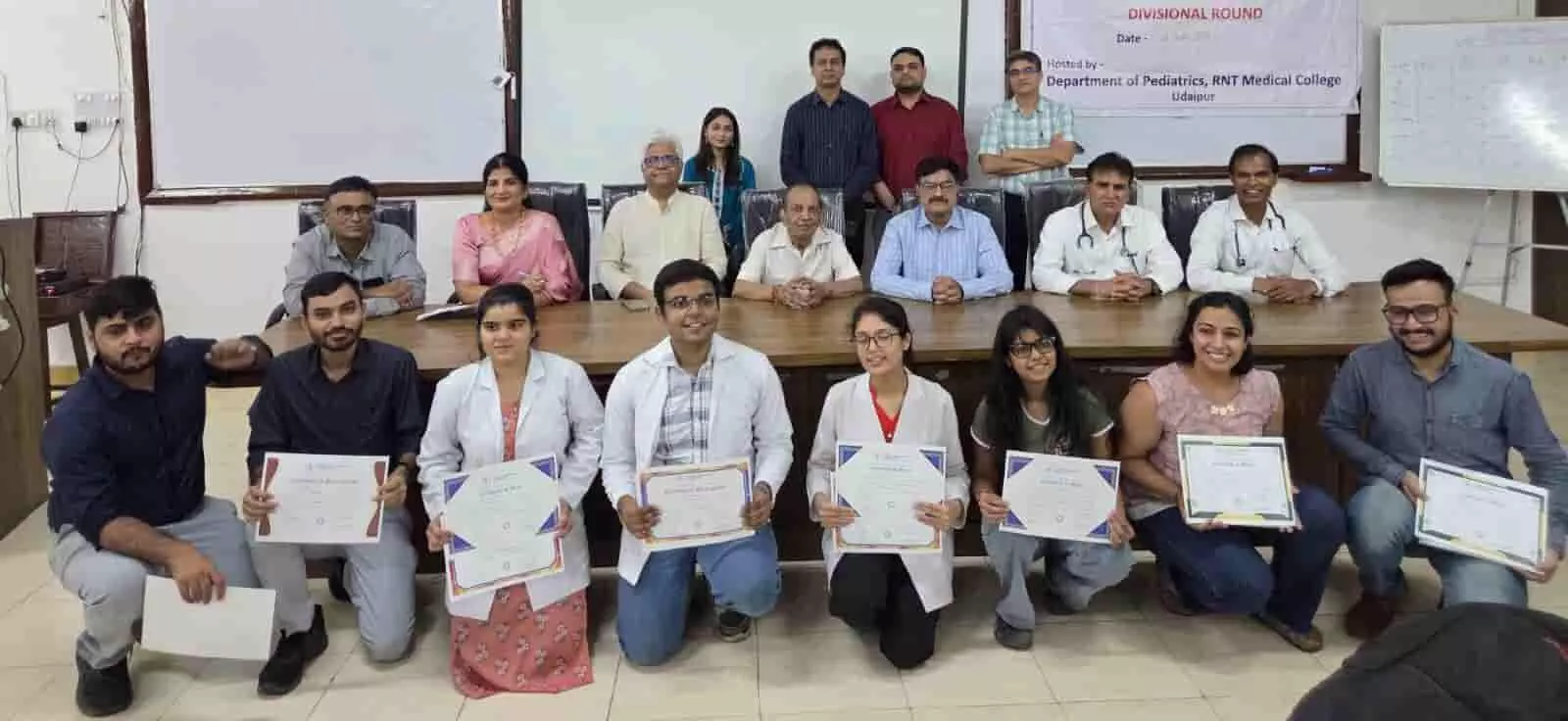 तस्वीर में उदयपुर में आयोजित आईएपी क्विज प्रतियोगिता के विजेता छात्र-छात्राएं सर्टिफिकेट दिखाते हुए नजर आ रहे हैं। तस्वीर में उदयपुर में आयोजित आईएपी क्विज प्रतियोगिता के विजेता छात्र-छात्राएं सर्टिफिकेट दिखाते हुए नजर आ रहे हैं।