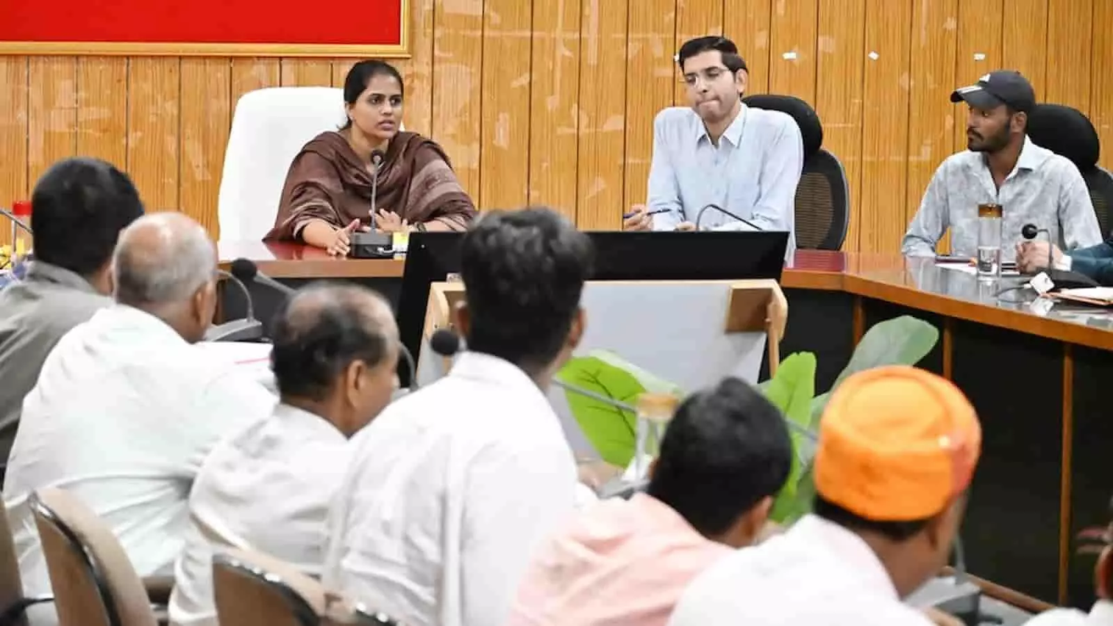 जिला कलक्टर डॉ. मंजू सभागार में शिक्षा विभाग की बैठक की अध्यक्षता करती हुई दिखाई दे रही हैं। जिला कलक्टर डॉ. मंजू सभागार में शिक्षा विभाग की बैठक की अध्यक्षता करती हुई दिखाई दे रही हैं।