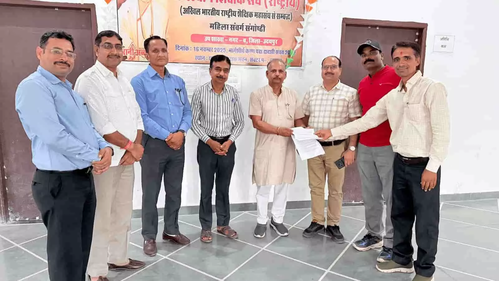 तस्वीर में शिक्षक संगठन के पदाधिकारी मावली खंड में शिक्षकों की मांगों का ज्ञापन सौंपते हुए। तस्वीर में शिक्षक संगठन के पदाधिकारी मावली खंड में शिक्षकों की मांगों का ज्ञापन सौंपते हुए।