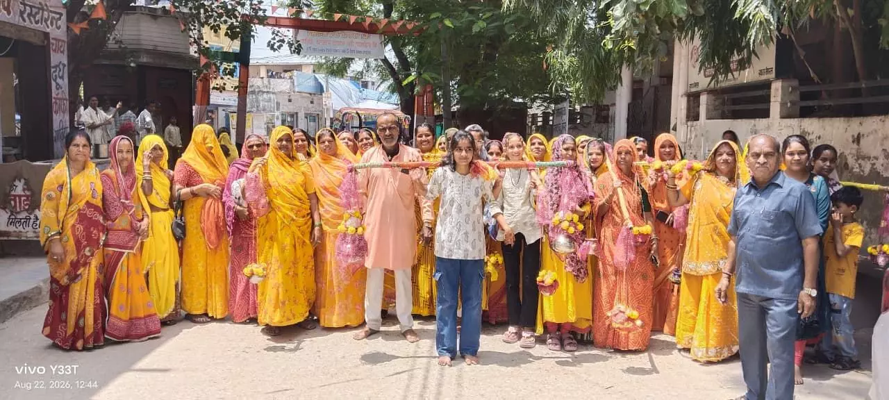 तस्वीर में खेरोदा की सड़क पर कावड़ यात्रा के दौरान पीले वस्त्रों में शामिल शिवभक्त नजर आ रहे हैं। तस्वीर में खेरोदा की सड़क पर कावड़ यात्रा के दौरान पीले वस्त्रों में शामिल शिवभक्त नजर आ रहे हैं।