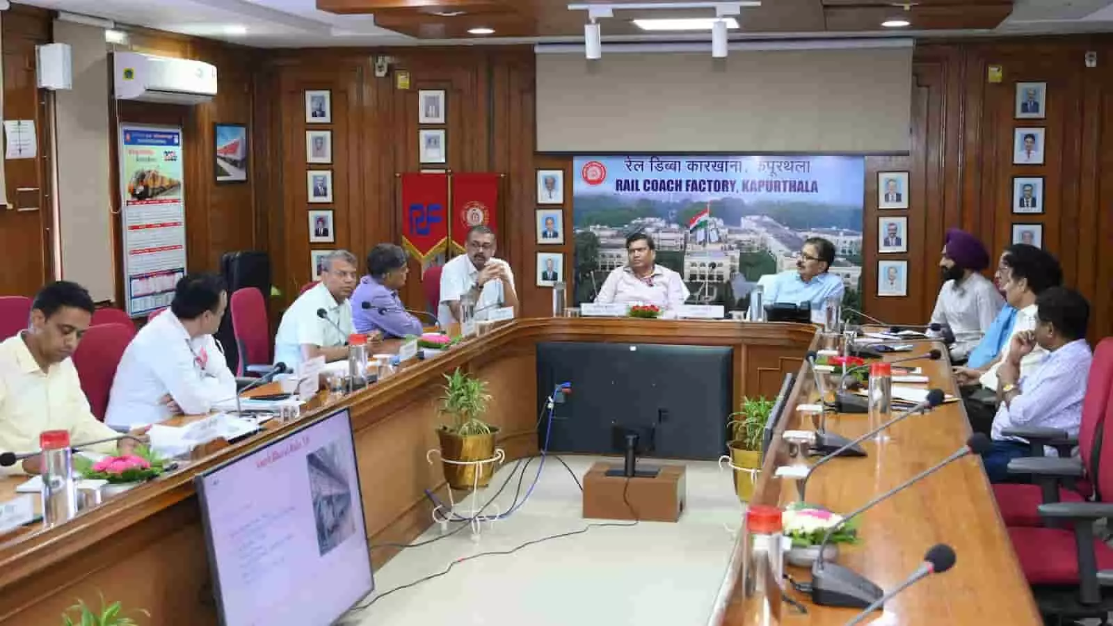 रेल कोच फैक्ट्री कपूरथला में अधिकारियों के साथ बैठक करते रेलवे बोर्ड के अपर सदस्य। रेल कोच फैक्ट्री कपूरथला में अधिकारियों के साथ बैठक करते रेलवे बोर्ड के अपर सदस्य।