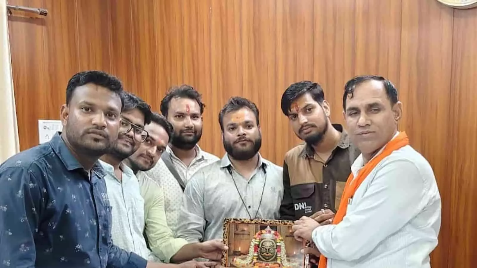 तस्वीर में श्री शिव भक्त मंडल के सदस्य गंगापुर सिटी में एसडीएम विनोद कुमार का स्वागत कर रहे हैं। तस्वीर में श्री शिव भक्त मंडल के सदस्य गंगापुर सिटी में एसडीएम विनोद कुमार का स्वागत कर रहे हैं।