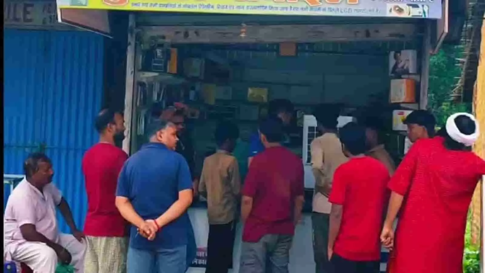 तस्वीर में प्रतापपुर स्थित सुशील मोबाइल दुकान के बाहर खड़े स्थानीय लोग नजर आ रहे हैं। तस्वीर में प्रतापपुर स्थित सुशील मोबाइल दुकान के बाहर खड़े स्थानीय लोग नजर आ रहे हैं।