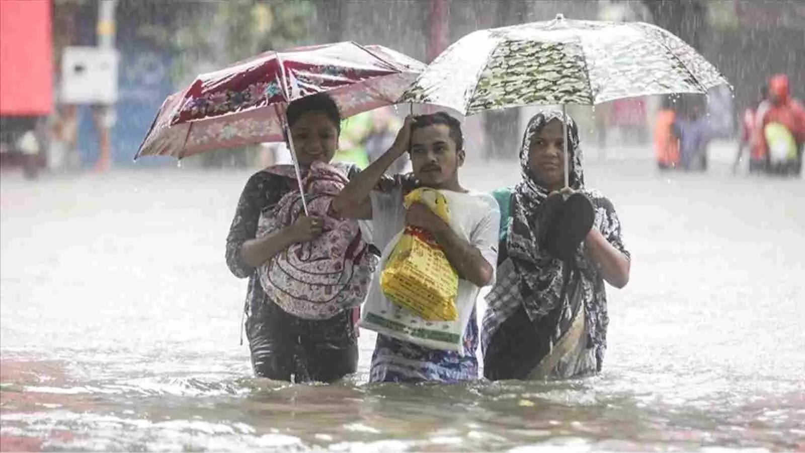 पानी से भरे रास्ते पर छाता लेकर चलते हुए लोग उत्तर भारत में दिखाई दे रहे हैं| पानी से भरे रास्ते पर छाता लेकर चलते हुए लोग उत्तर भारत में दिखाई दे रहे हैं|