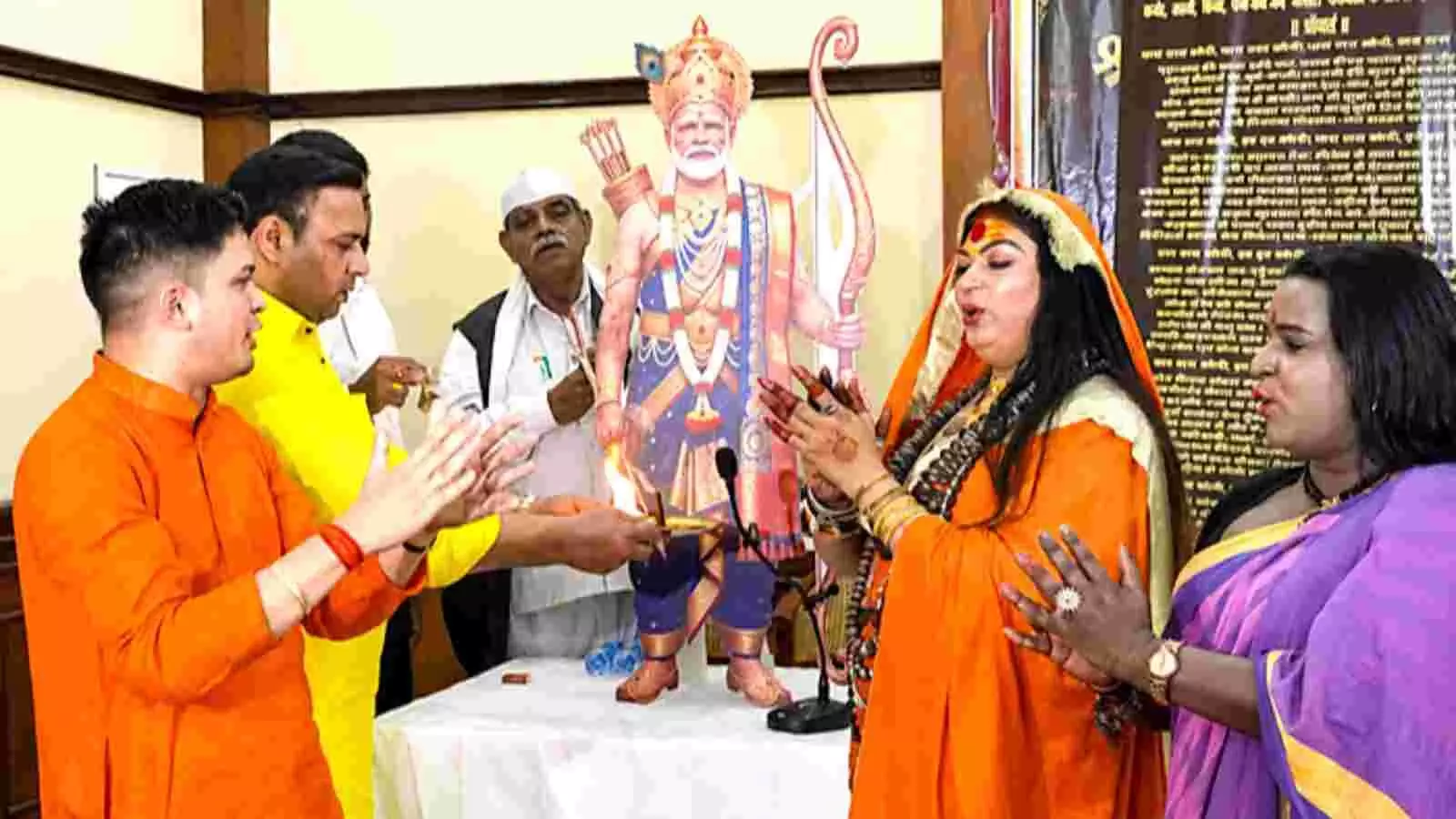 पारंपरिक वेशभूषा में लोग दिल्ली में प्रधानमंत्री नरेंद्र मोदी के कटआउट के सामने मोदी चालीसा का पाठ कर रहे हैं। पारंपरिक वेशभूषा में लोग दिल्ली में प्रधानमंत्री नरेंद्र मोदी के कटआउट के सामने मोदी चालीसा का पाठ कर रहे हैं।