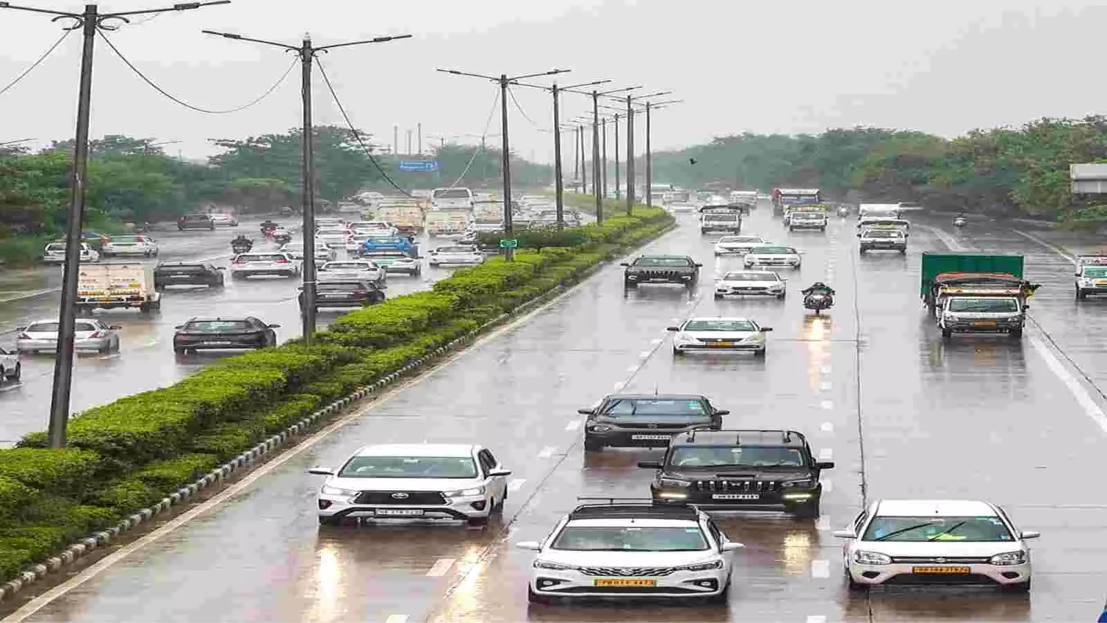 दिल्ली-एनसीआर क्षेत्र के गीले राजमार्ग पर बारिश के बीच वाहन सुरक्षित आवागमन कर रहे हैं। दिल्ली-एनसीआर क्षेत्र के गीले राजमार्ग पर बारिश के बीच वाहन सुरक्षित आवागमन कर रहे हैं।