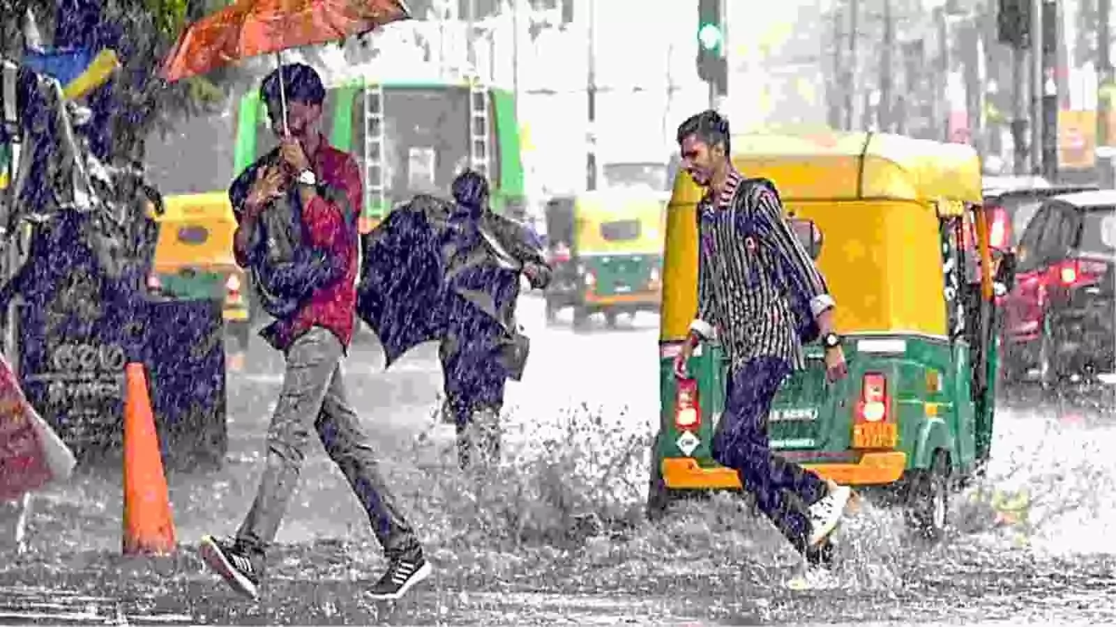 दक्षिण भारत के वर्षा प्रभावित क्षेत्र में लोग छाता लेकर सड़क पर चल रहे हैं। दक्षिण भारत के वर्षा प्रभावित क्षेत्र में लोग छाता लेकर सड़क पर चल रहे हैं।
