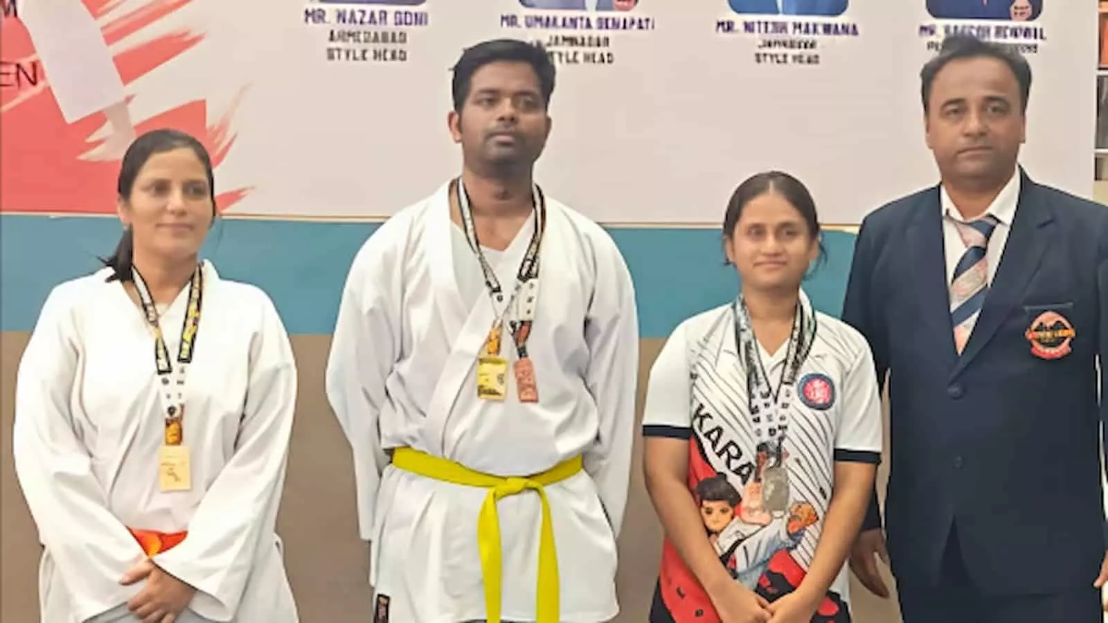 तस्वीर में सामा इंडोर स्टेडियम में कराटे पोशाक पहने श्री अविनाश और अन्य लोग खड़े दिखाई दे रहे हैं। तस्वीर में सामा इंडोर स्टेडियम में कराटे पोशाक पहने श्री अविनाश और अन्य लोग खड़े दिखाई दे रहे हैं।