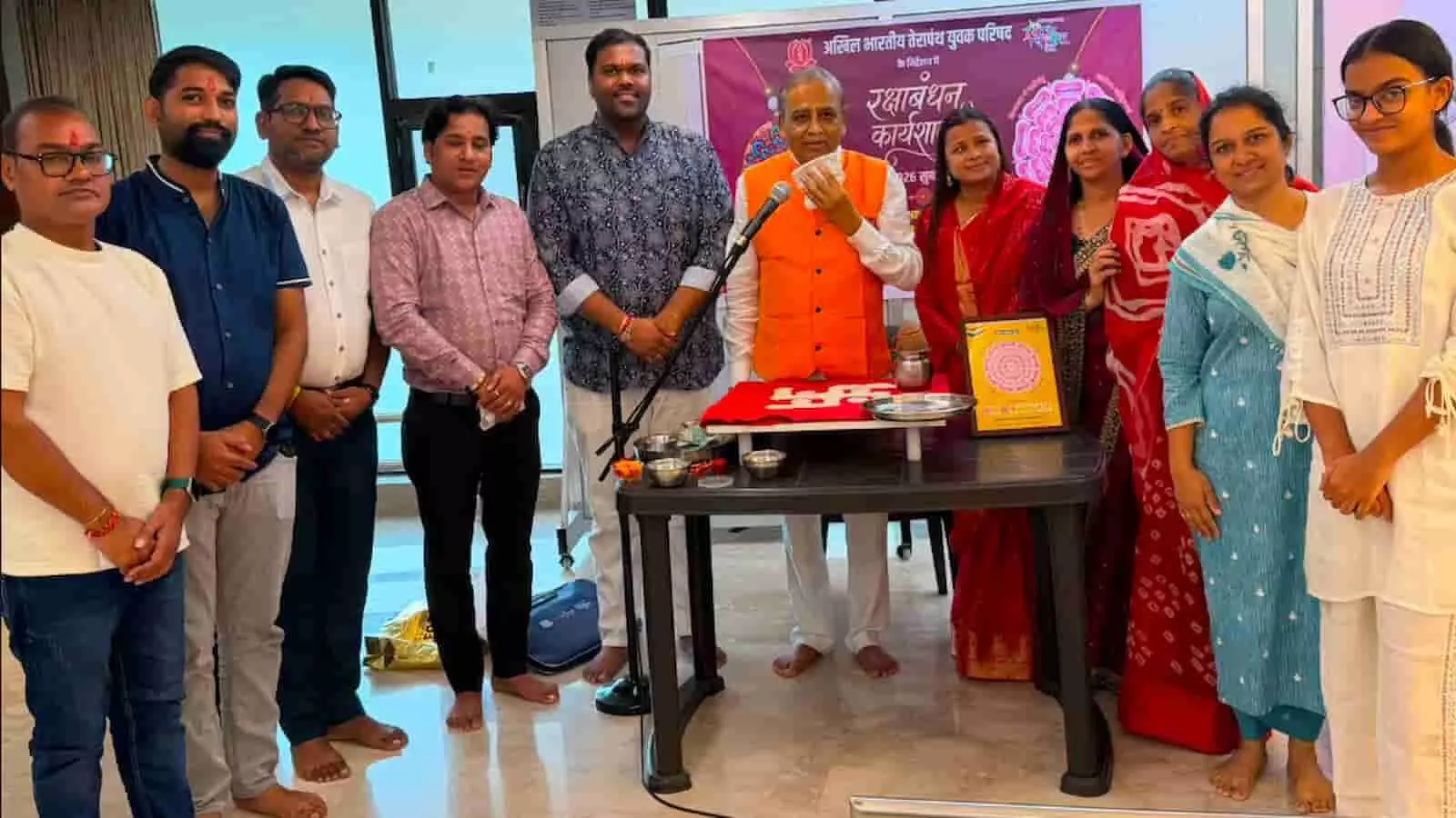 तस्वीर में चेंबूर में आयोजित रक्षाबंधन कार्यशाला के दौरान उपस्थित गणमान्य लोग और अतिथि दिखाई दे रहे हैं। तस्वीर में चेंबूर में आयोजित रक्षाबंधन कार्यशाला के दौरान उपस्थित गणमान्य लोग और अतिथि दिखाई दे रहे हैं।