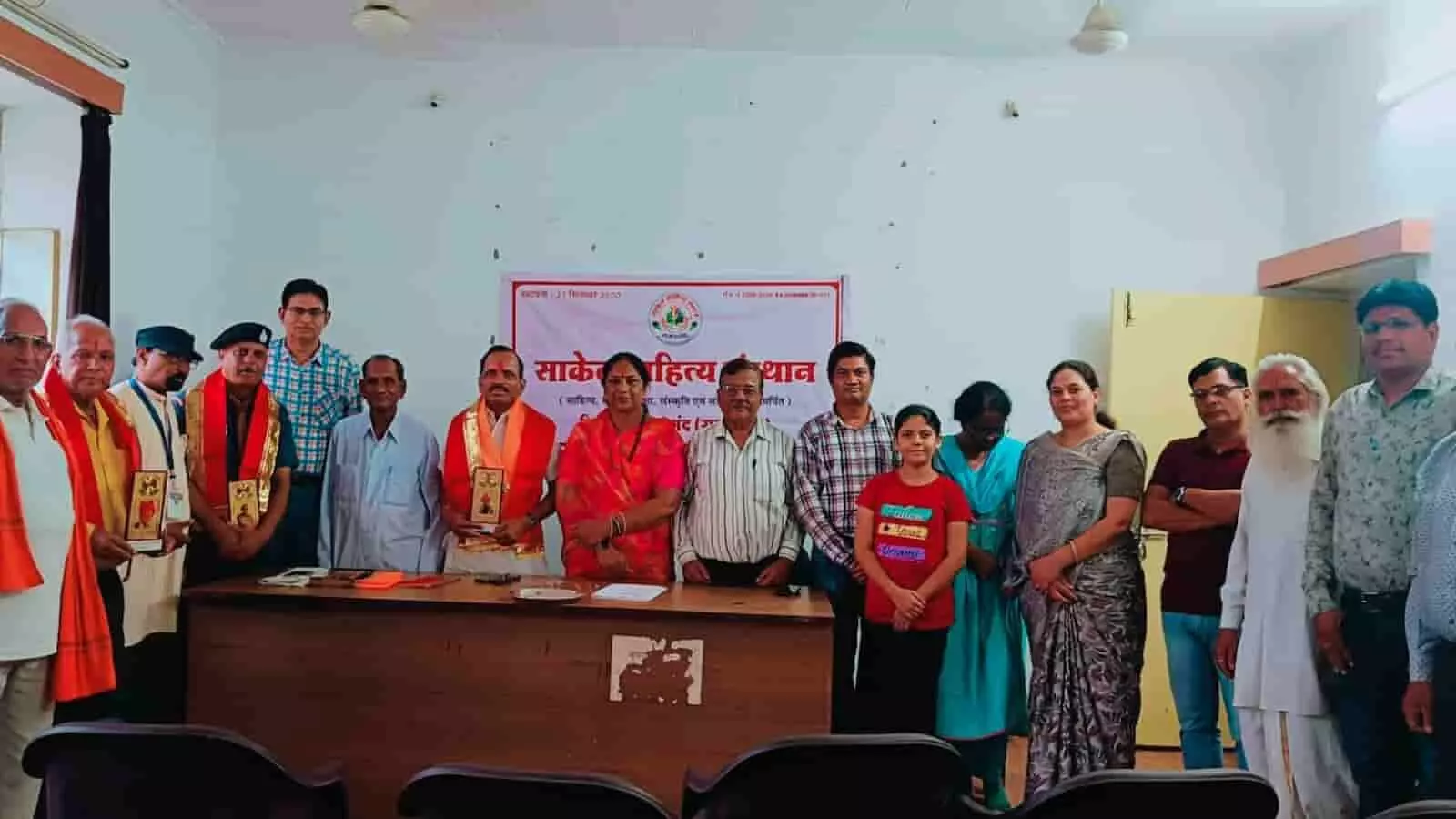 राजसमंद में आयोजित साकेत साहित्य संस्थान की बैठक में खड़े साहित्यकार और अतिथि। राजसमंद में आयोजित साकेत साहित्य संस्थान की बैठक में खड़े साहित्यकार और अतिथि।