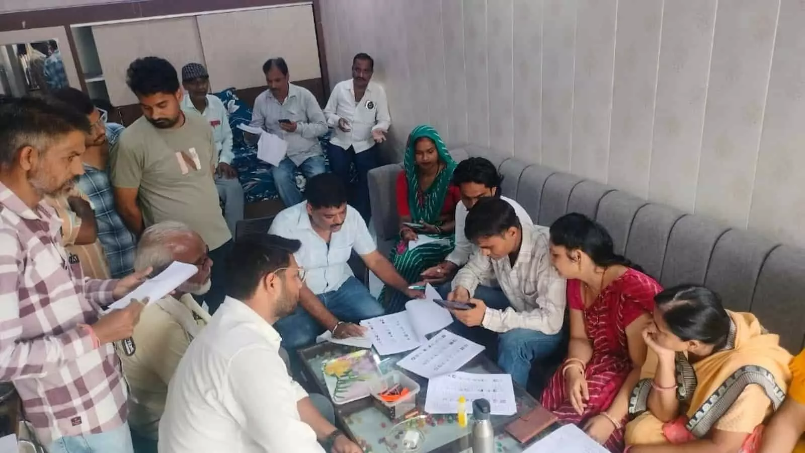 शहर कांग्रेस कार्यालय में पार्षद चुनाव की दावेदारी के लिए आवेदन पत्र जमा करते हुए कार्यकर्ता। शहर कांग्रेस कार्यालय में पार्षद चुनाव की दावेदारी के लिए आवेदन पत्र जमा करते हुए कार्यकर्ता।