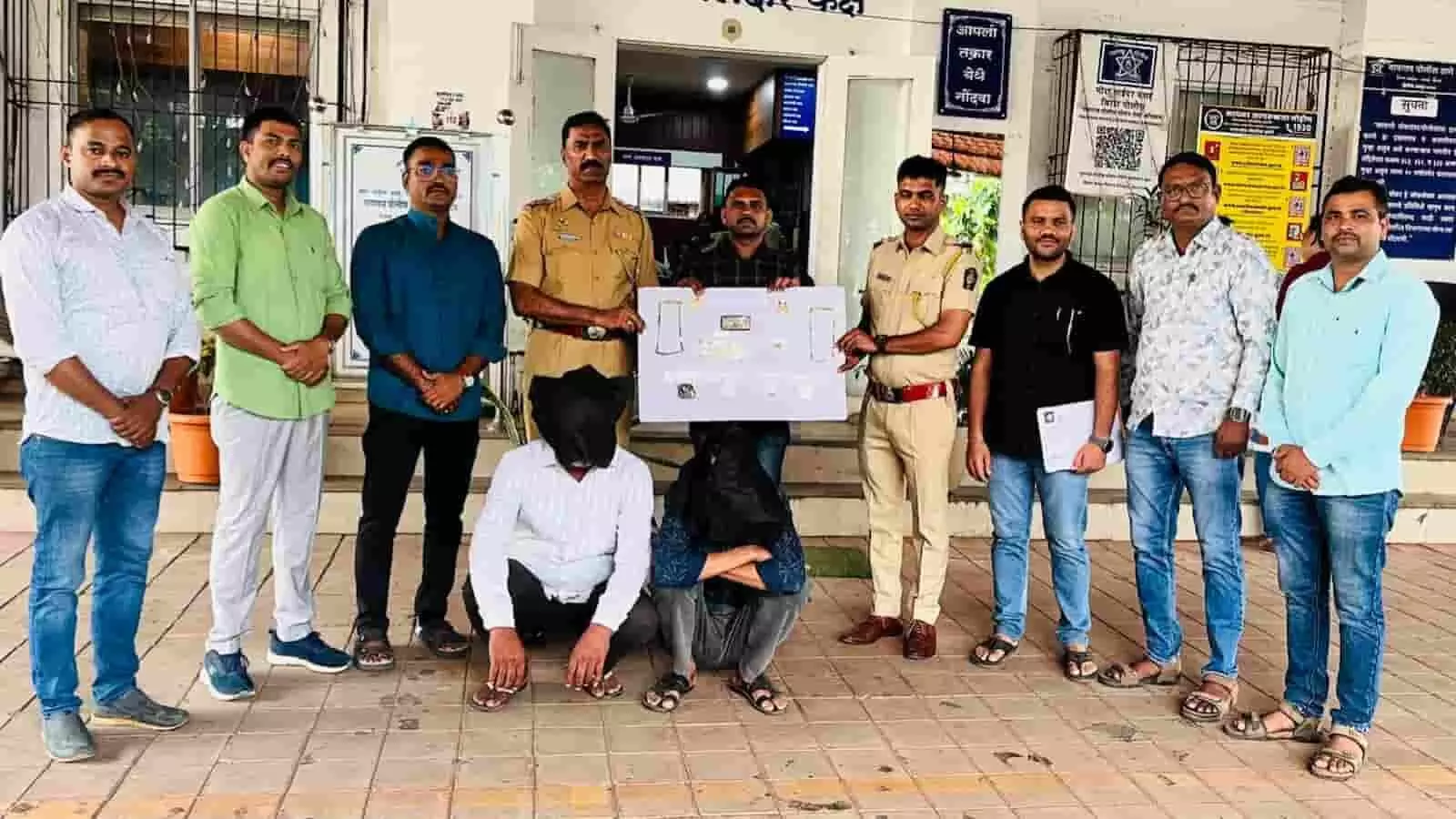 नायगांव पुलिस स्टेशन के बाहर खड़े पुलिसकर्मी और गिरफ्तार किए गए दो संदिग्ध आरोपी। नायगांव पुलिस स्टेशन के बाहर खड़े पुलिसकर्मी और गिरफ्तार किए गए दो संदिग्ध आरोपी।