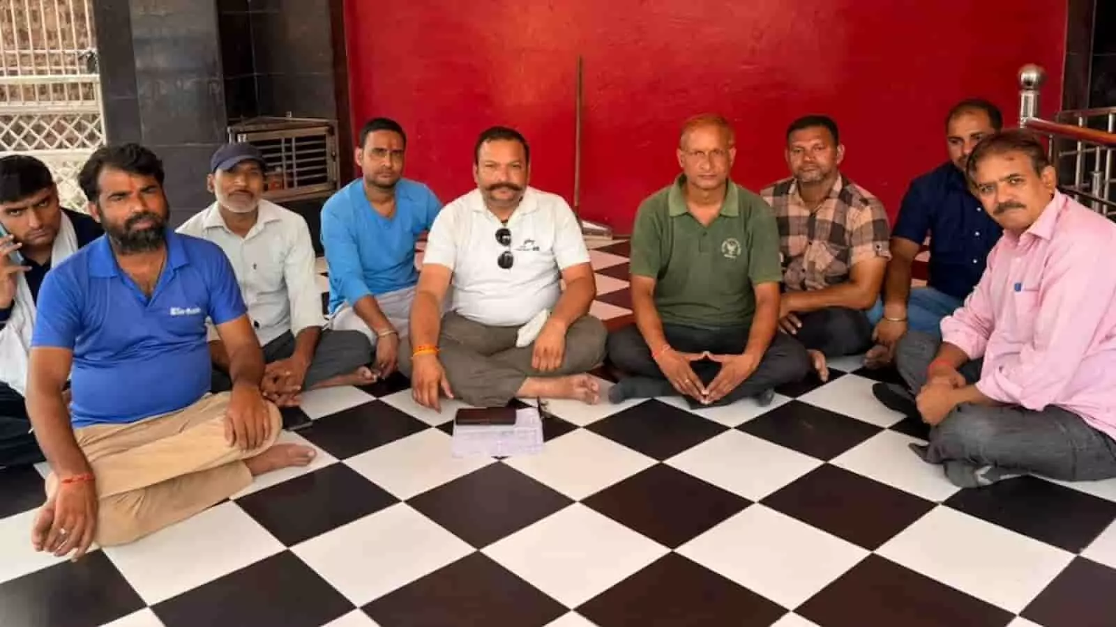 तस्वीर में बयाना के देवी मंदिर परिसर में बैठक करते हुए विश्व हिंदू परिषद और बजरंग दल के कार्यकर्ता दिख रहे हैं। तस्वीर में बयाना के देवी मंदिर परिसर में बैठक करते हुए विश्व हिंदू परिषद और बजरंग दल के कार्यकर्ता दिख रहे हैं।