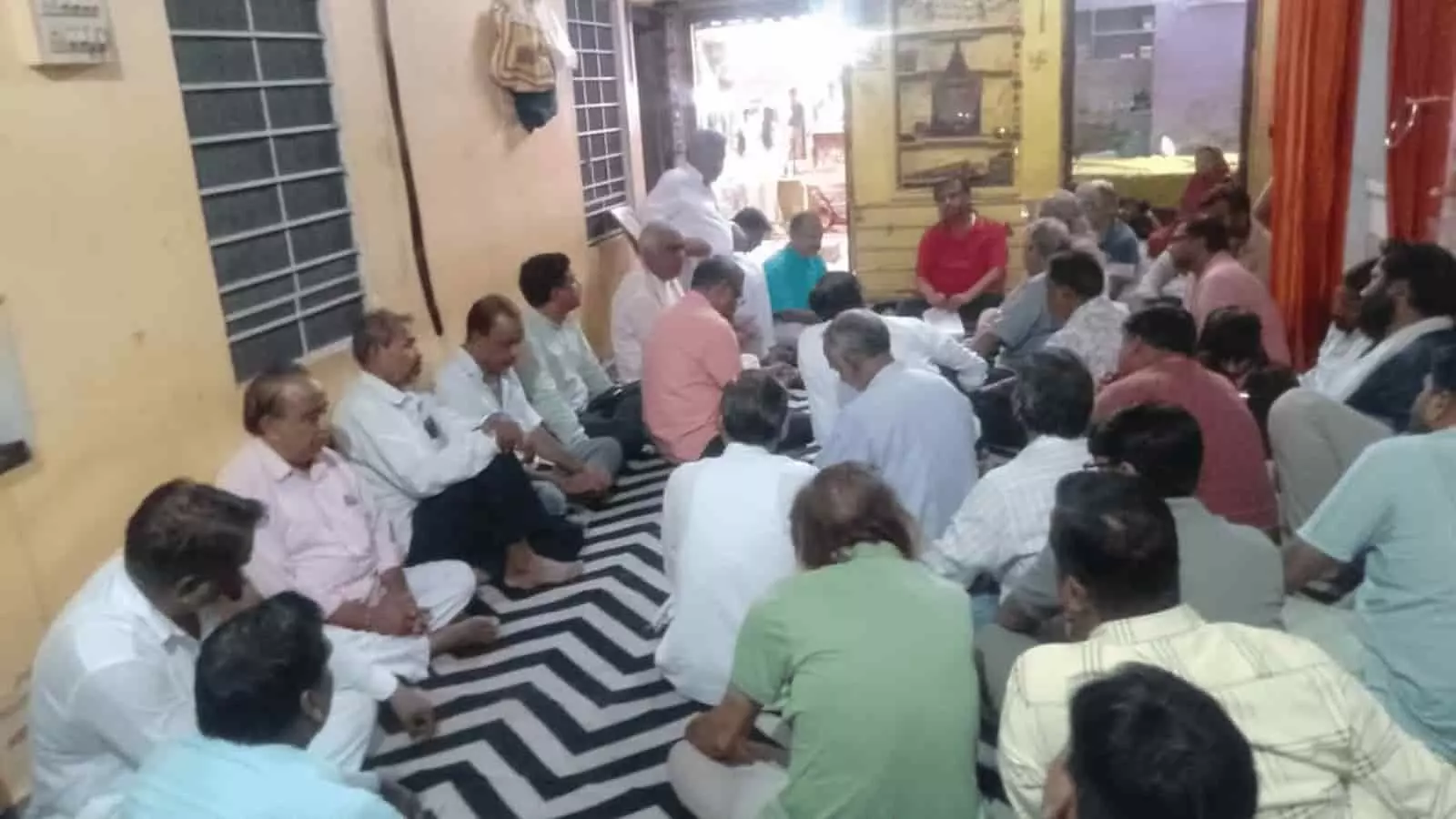 तस्वीर में समिति सदस्य बैठक में बैठे हैं, कर्मचारी कॉलोनी स्थित परिसर में। तस्वीर में समिति सदस्य बैठक में बैठे हैं, कर्मचारी कॉलोनी स्थित परिसर में।