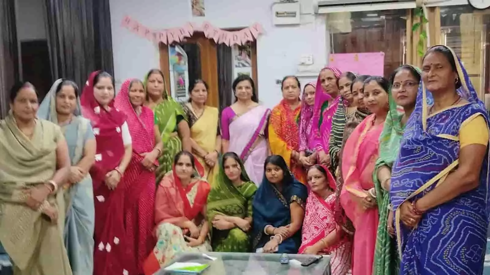 शास्त्री नर्सिंग होम में बैठक के दौरान बैठी और खड़ी सर्व ब्राह्मण महासभा महिला प्रकोष्ठ की पदाधिकारी महिलाएं। शास्त्री नर्सिंग होम में बैठक के दौरान बैठी और खड़ी सर्व ब्राह्मण महासभा महिला प्रकोष्ठ की पदाधिकारी महिलाएं।