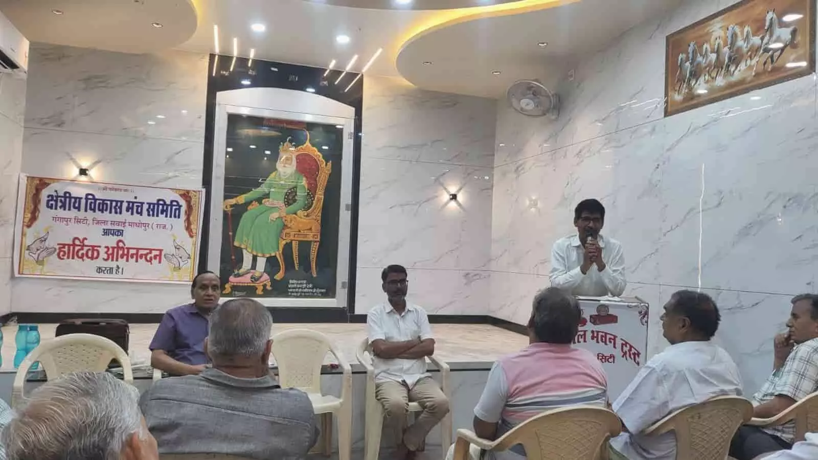 गंगापुर सिटी की बैठक में मंच पर बोलते वक्ता और बैठे सदस्य। गंगापुर सिटी की बैठक में मंच पर बोलते वक्ता और बैठे सदस्य।