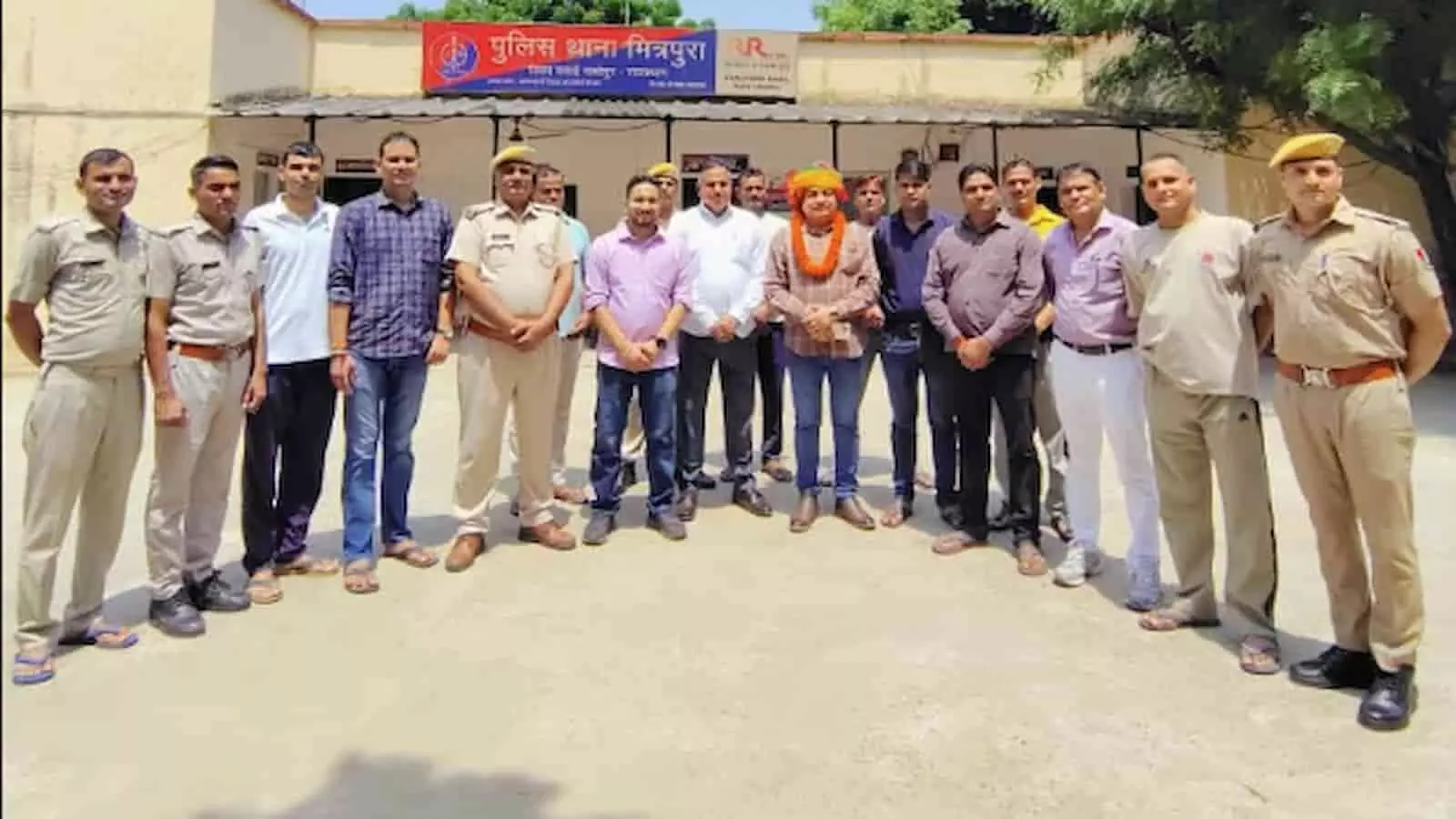 तस्वीर में बौंली पुलिस थाने के बाहर विदाई समारोह के दौरान डीएसपी उमेश कुमार गुप्ता और पुलिसकर्मी नजर आ रहे हैं। तस्वीर में बौंली पुलिस थाने के बाहर विदाई समारोह के दौरान डीएसपी उमेश कुमार गुप्ता और पुलिसकर्मी नजर आ रहे हैं।