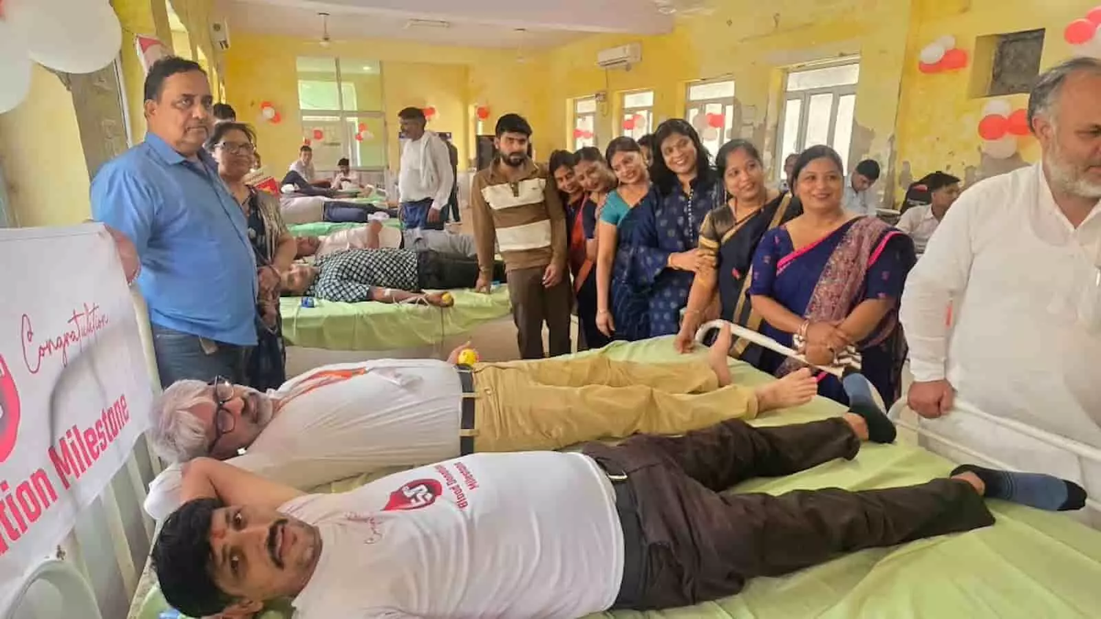 हिण्डौन सिटी जिला चिकित्सालय में स्वैच्छिक रक्तदान शिविर के दौरान बेड पर लेटे रक्तदाता और उपस्थित लोग। हिण्डौन सिटी जिला चिकित्सालय में स्वैच्छिक रक्तदान शिविर के दौरान बेड पर लेटे रक्तदाता और उपस्थित लोग।