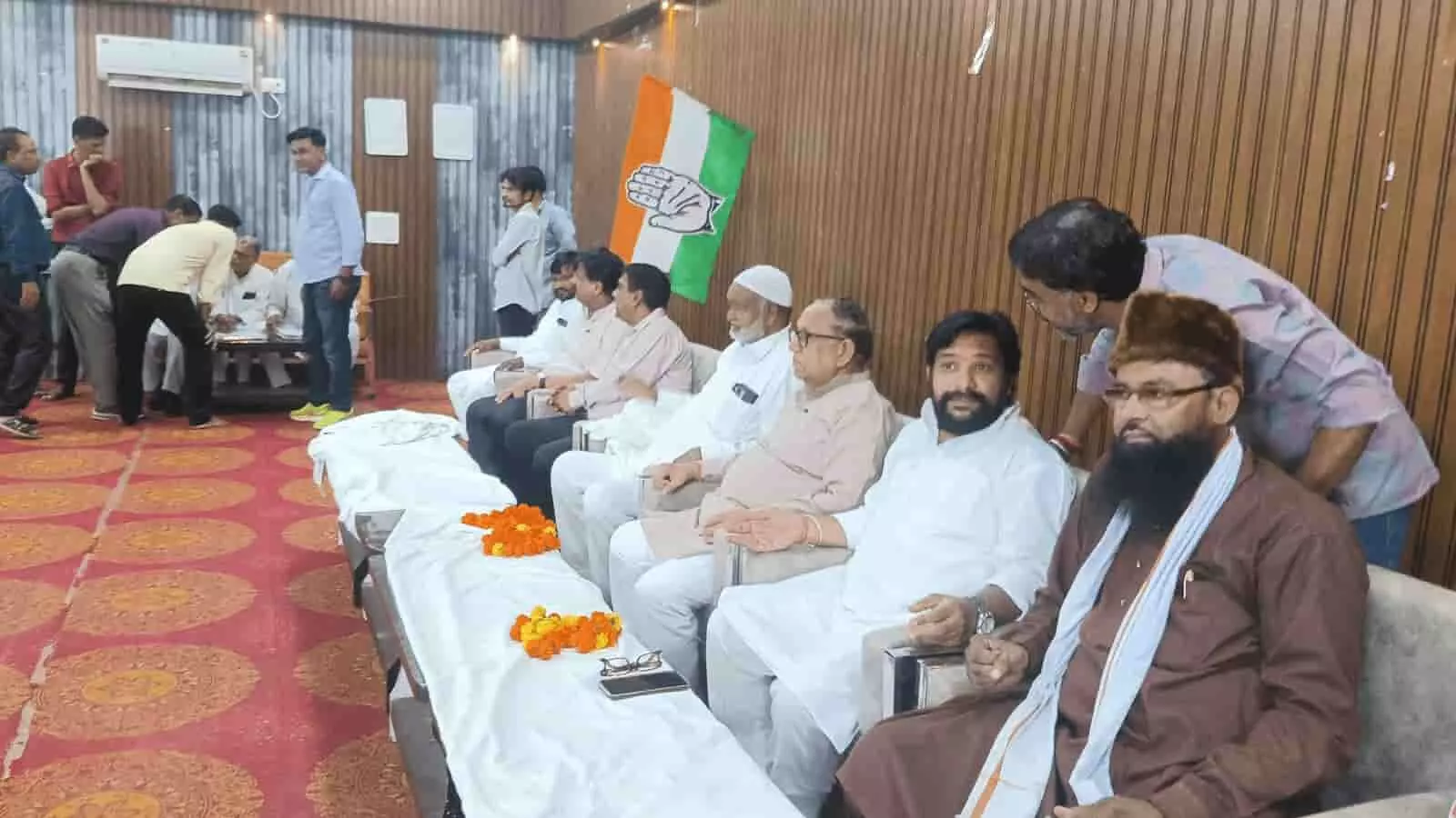 तस्वीर में गंगापुर सिटी में बैठक के दौरान बैठे कांग्रेस नेता और कार्यकर्ता दिख रहे हैं। तस्वीर में गंगापुर सिटी में बैठक के दौरान बैठे कांग्रेस नेता और कार्यकर्ता दिख रहे हैं।