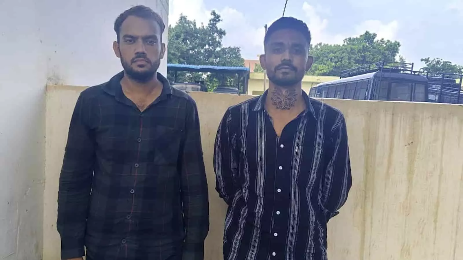तस्वीर में अवैध स्मैक मामले में पकड़े गए दो आरोपी बाटोदा थाना क्षेत्र में खड़े दिख रहे हैं। तस्वीर में अवैध स्मैक मामले में पकड़े गए दो आरोपी बाटोदा थाना क्षेत्र में खड़े दिख रहे हैं।