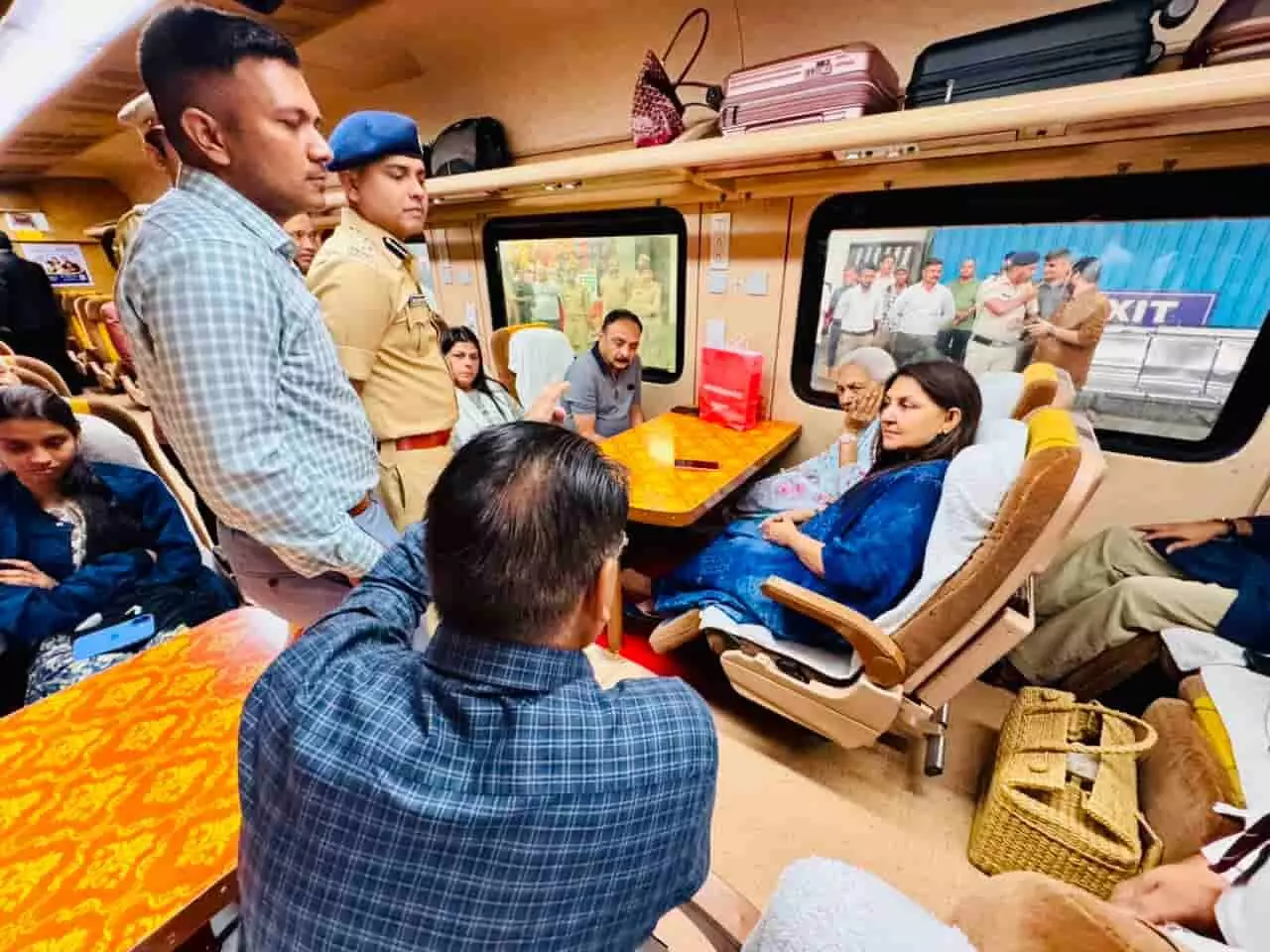 तेजस एक्सप्रेस के कोच के अंदर बैठीं राज्यपाल आनंदीबेन पटेल और रेल अधिकारी। तेजस एक्सप्रेस के कोच के अंदर बैठीं राज्यपाल आनंदीबेन पटेल और रेल अधिकारी।