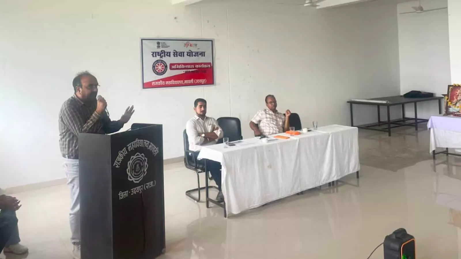 तस्वीर में राजकीय महाविद्यालय मावली में एनएसएस अभिविन्यास कार्यक्रम के शुभारंभ पर संबोधित करते अतिथि दिखाई दे रहे हैं। तस्वीर में राजकीय महाविद्यालय मावली में एनएसएस अभिविन्यास कार्यक्रम के शुभारंभ पर संबोधित करते अतिथि दिखाई दे रहे हैं।