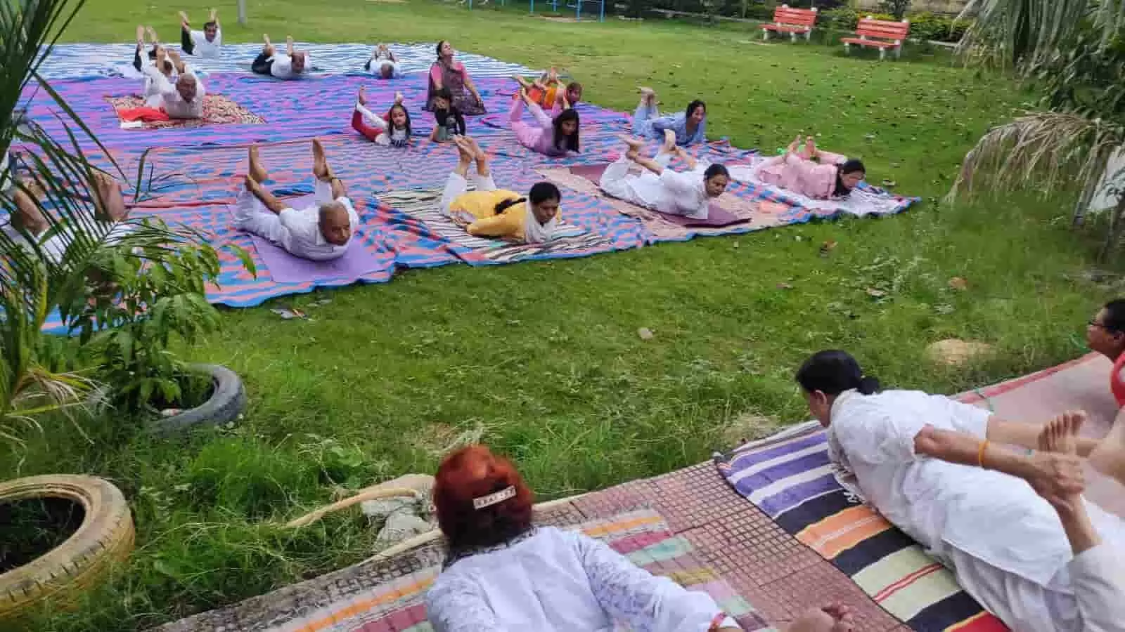 उदयपुर के पार्क में योग शिविर के दौरान योगाभ्यास करते हुए लोग। उदयपुर के पार्क में योग शिविर के दौरान योगाभ्यास करते हुए लोग।