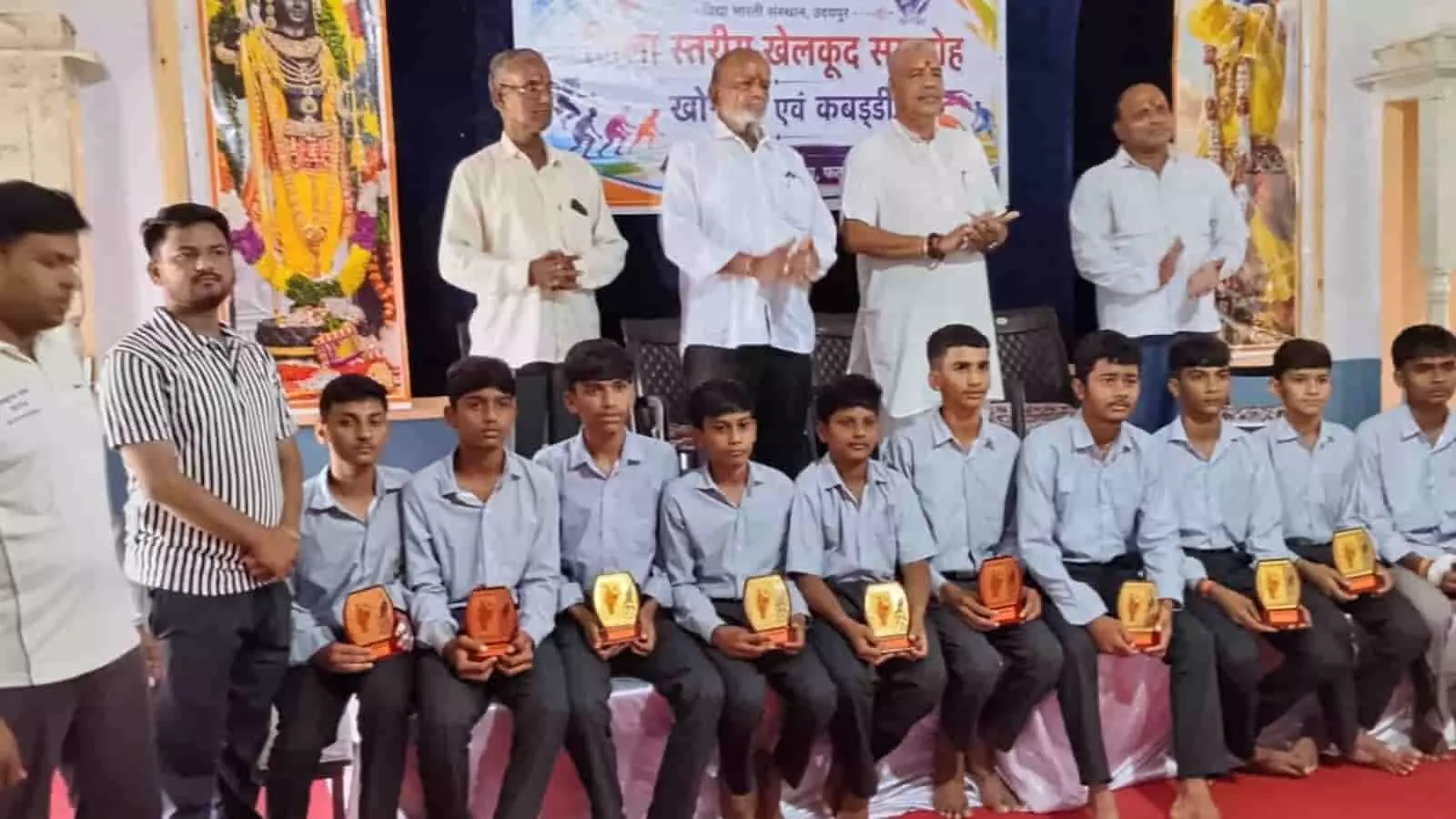 विजेता खिलाड़ियों को मोमेंटो प्रदान करते अतिथि उदयपुर के विद्यालय में आयोजित समापन समारोह के दौरान। विजेता खिलाड़ियों को मोमेंटो प्रदान करते अतिथि उदयपुर के विद्यालय में आयोजित समापन समारोह के दौरान।