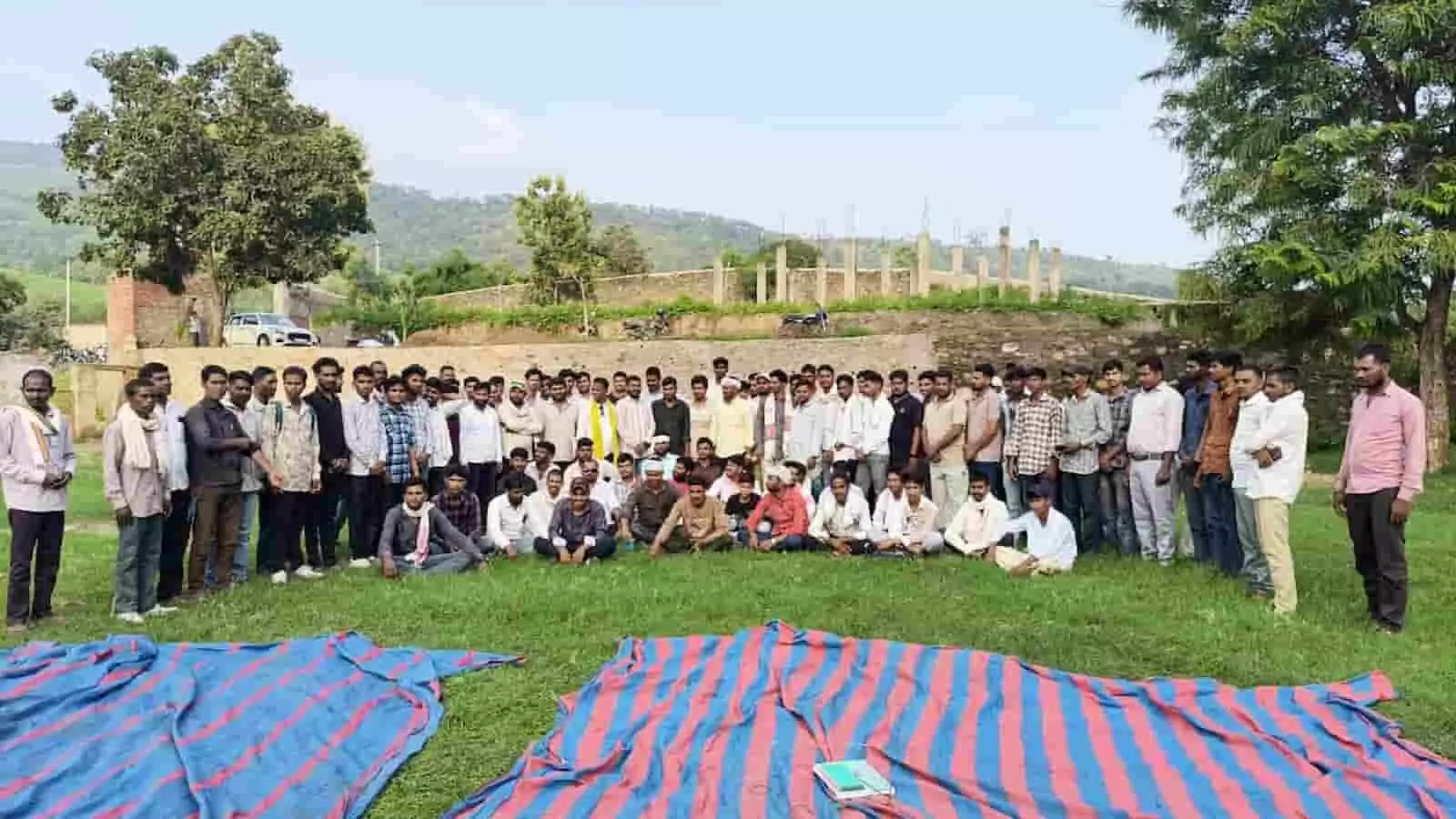 तस्वीर में भारत आदिवासी पार्टी के कार्यकर्ता झाड़ोल ब्लॉक में बैठक के दौरान मैदान में खड़े नजर आ रहे हैं। तस्वीर में भारत आदिवासी पार्टी के कार्यकर्ता झाड़ोल ब्लॉक में बैठक के दौरान मैदान में खड़े नजर आ रहे हैं।