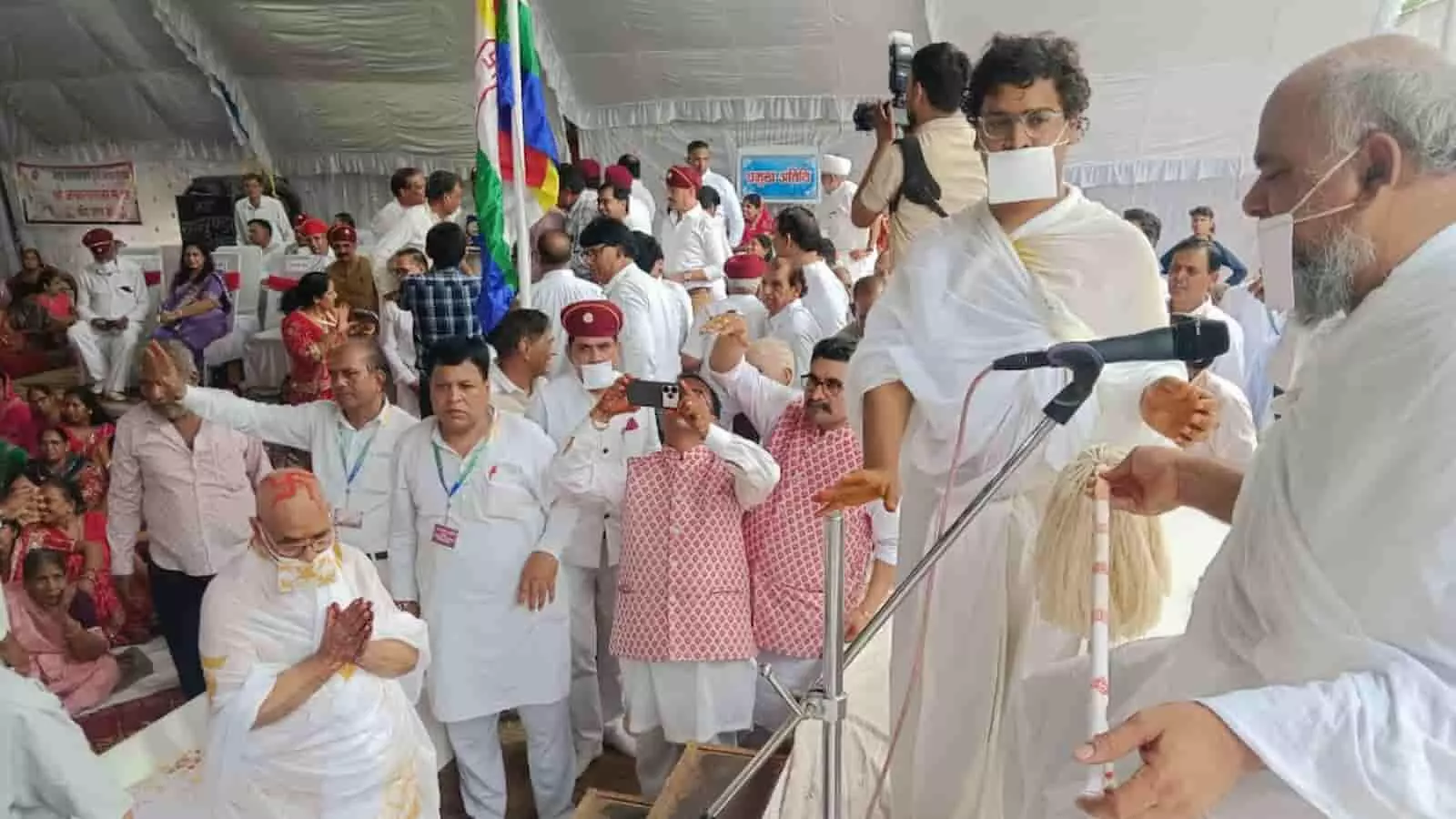 खेरोदा में जैन दीक्षा महामहोत्सव के मंच पर दीक्षा विधि संपन्न कराते संत। खेरोदा में जैन दीक्षा महामहोत्सव के मंच पर दीक्षा विधि संपन्न कराते संत।