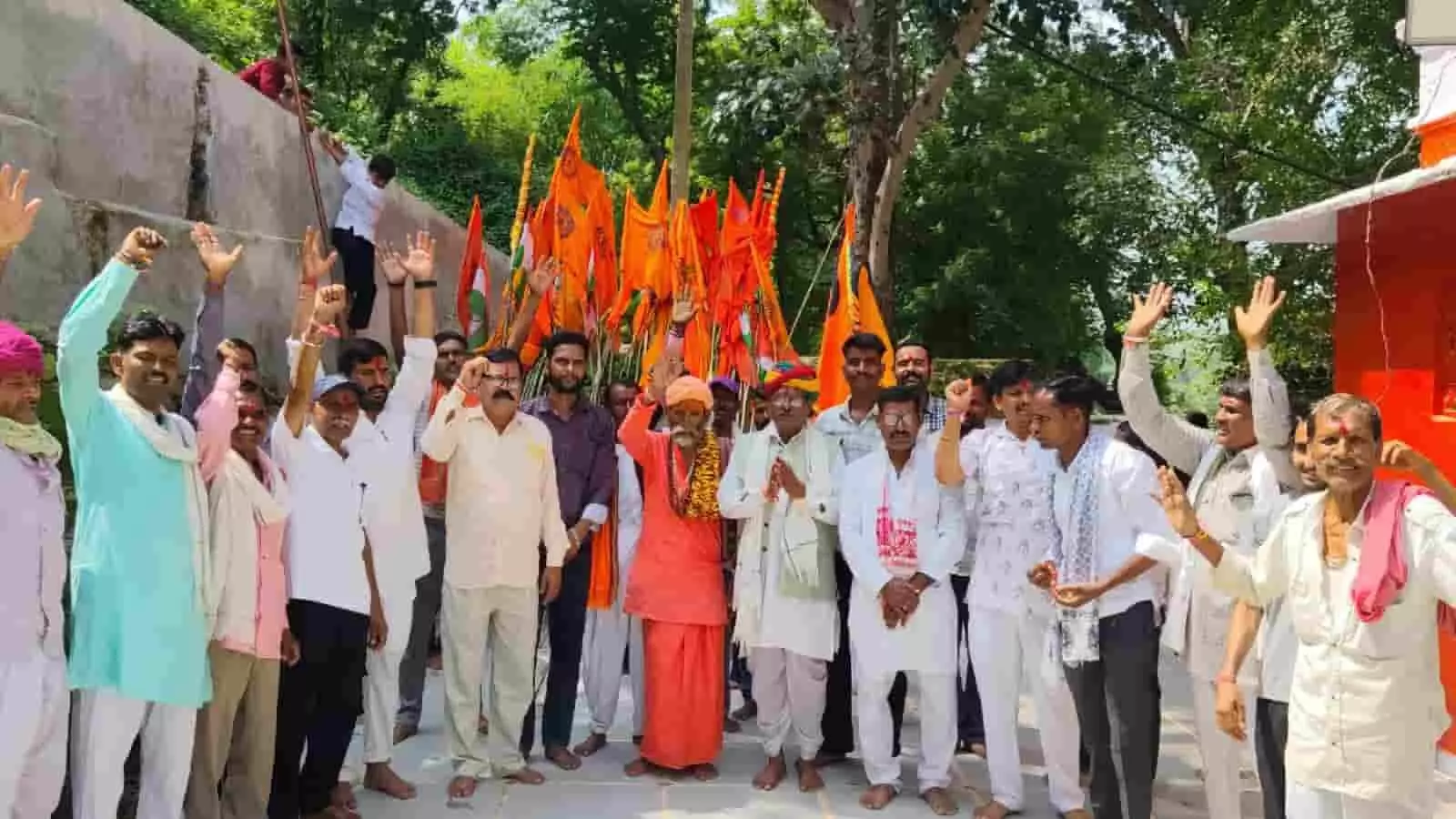 तस्वीर में झाड़ोल में आयोजित क्रिकेट प्रतियोगिता के समापन समारोह के दौरान मंच पर बैठे अतिथि नजर आ रहे हैं। तस्वीर में झाड़ोल में आयोजित क्रिकेट प्रतियोगिता के समापन समारोह के दौरान मंच पर बैठे अतिथि नजर आ रहे हैं।