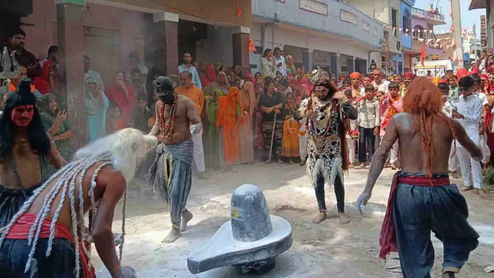तस्वीर में खेरोदा में कावड़ यात्रा मार्ग पर प्रतीकात्मक शिवङ्क्षलग के पास अघोरी कलाकार मौजूद हैं। तस्वीर में खेरोदा में कावड़ यात्रा मार्ग पर प्रतीकात्मक शिवङ्क्षलग के पास अघोरी कलाकार मौजूद हैं।