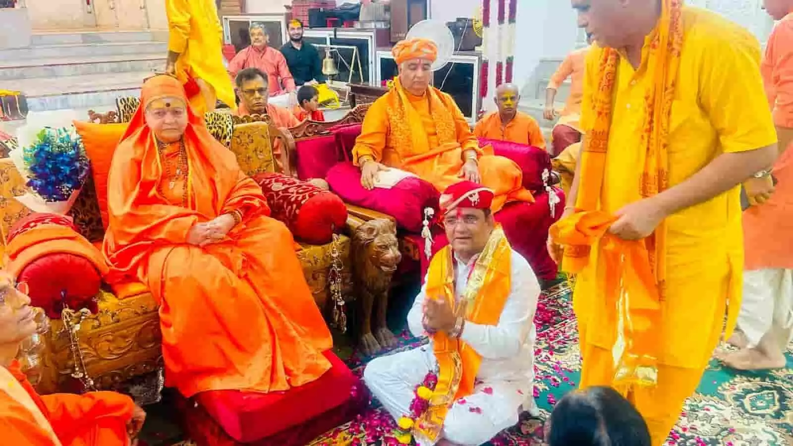 तस्वीर में काशीपुरी शिव आश्रम के समागम समारोह के दौरान बैठे स्वामी हृदयानंद जी महाराज और समाजबंधु दिख रहे हैं। तस्वीर में काशीपुरी शिव आश्रम के समागम समारोह के दौरान बैठे स्वामी हृदयानंद जी महाराज और समाजबंधु दिख रहे हैं।