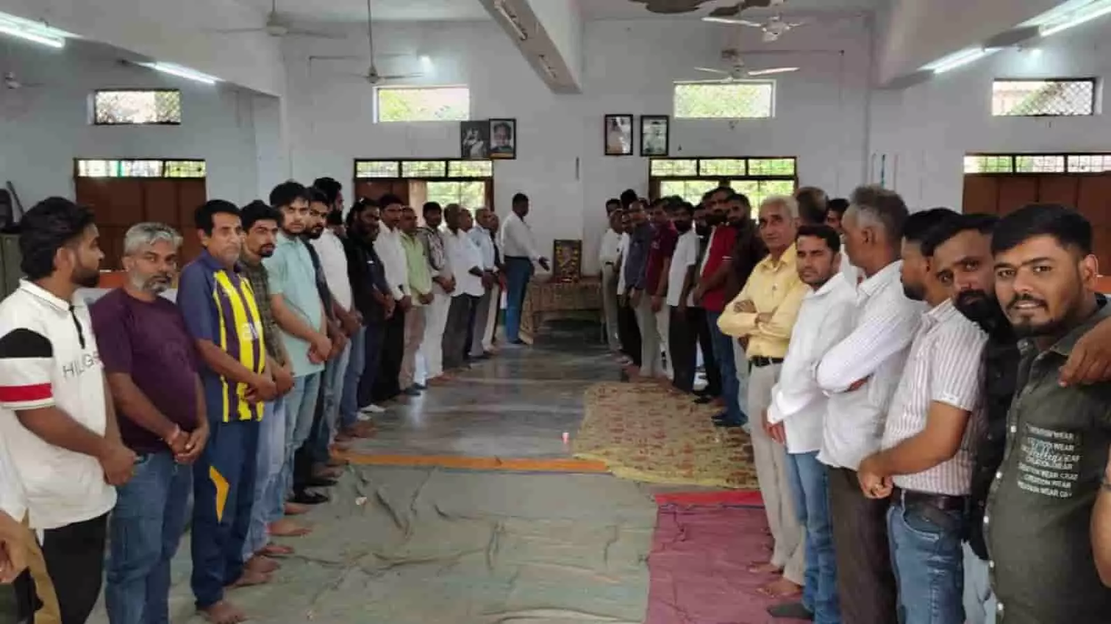 तस्वीर में मावली कार्यालय में श्रद्धांजलि सभा के दौरान खड़े कांग्रेस कार्यकर्ता दिखाई दे रहे हैं। तस्वीर में मावली कार्यालय में श्रद्धांजलि सभा के दौरान खड़े कांग्रेस कार्यकर्ता दिखाई दे रहे हैं।