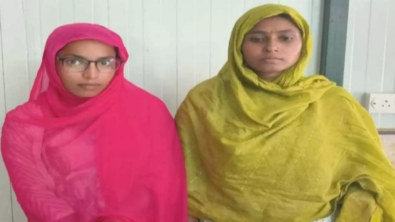 ब्यावर में अवैध रूप से रह रही बांग्लादेशी महिलाएं हिरासत में ली गईं। ब्यावर में अवैध रूप से रह रही बांग्लादेशी महिलाएं हिरासत में ली गईं।