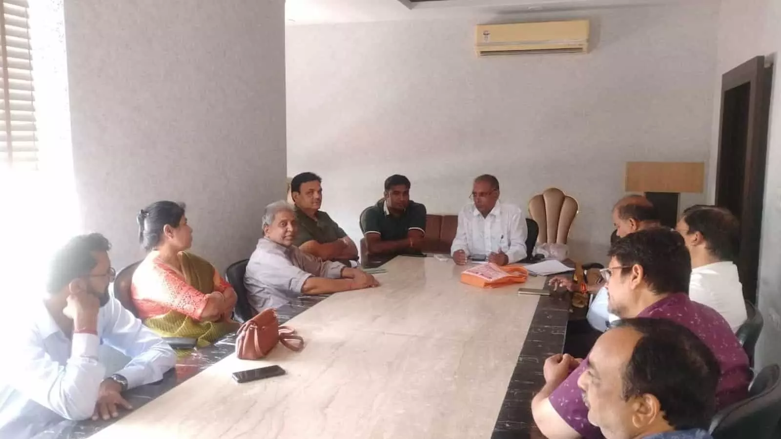 जयपुर में आयोजित बैठक में अखिल भारतीय नाटाणी परिवार समिति के पदाधिकारी चर्चा करते हुए दिख रहे हैं। जयपुर में आयोजित बैठक में अखिल भारतीय नाटाणी परिवार समिति के पदाधिकारी चर्चा करते हुए दिख रहे हैं।