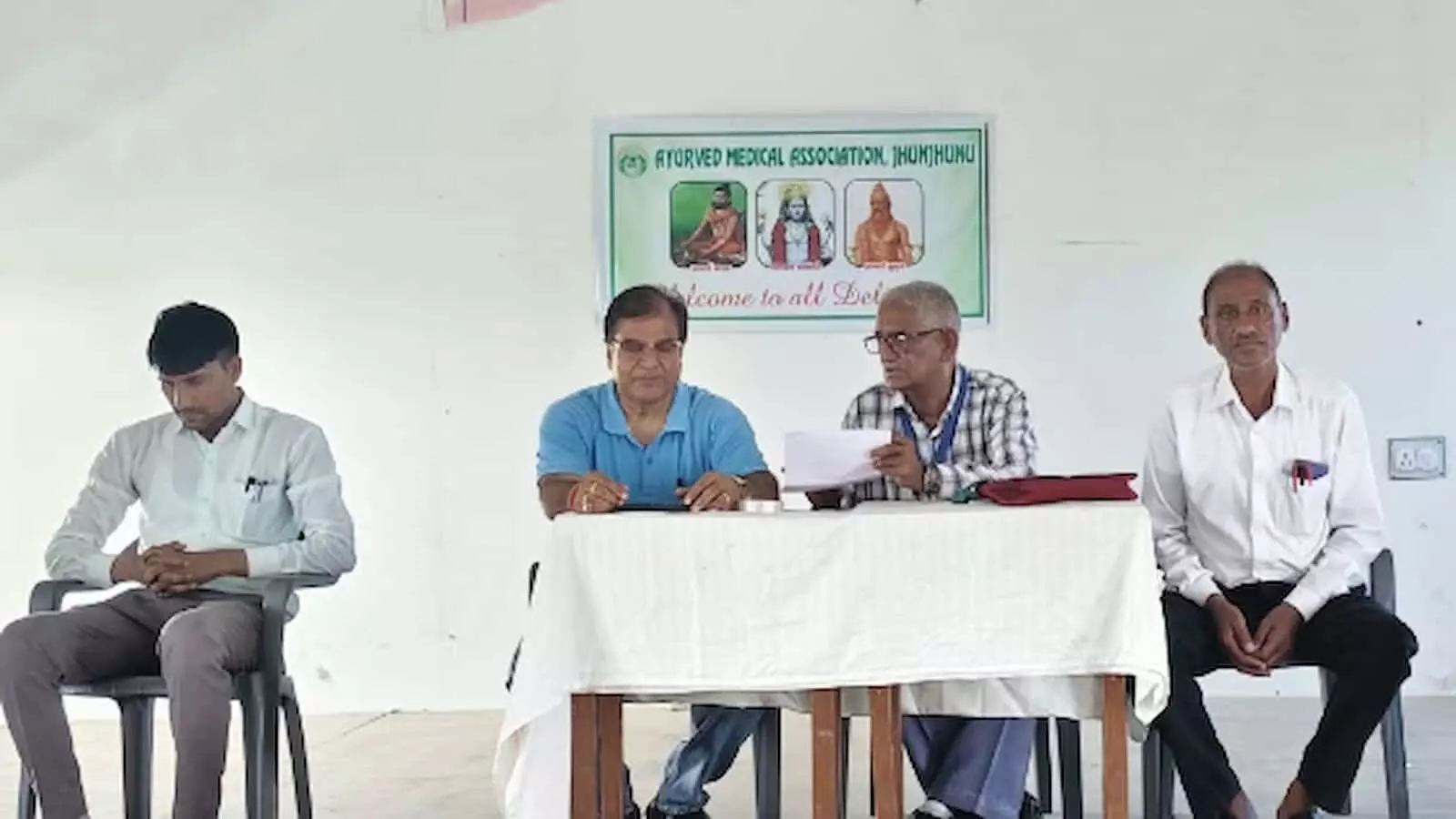 तस्वीर में गांधी नवजीवन सीनियर सेकेंडरी स्कूल में आयुर्वेद कार्यक्रम के दौरान मंच पर बैठे अतिथि दिख रहे हैं। तस्वीर में गांधी नवजीवन सीनियर सेकेंडरी स्कूल में आयुर्वेद कार्यक्रम के दौरान मंच पर बैठे अतिथि दिख रहे हैं।