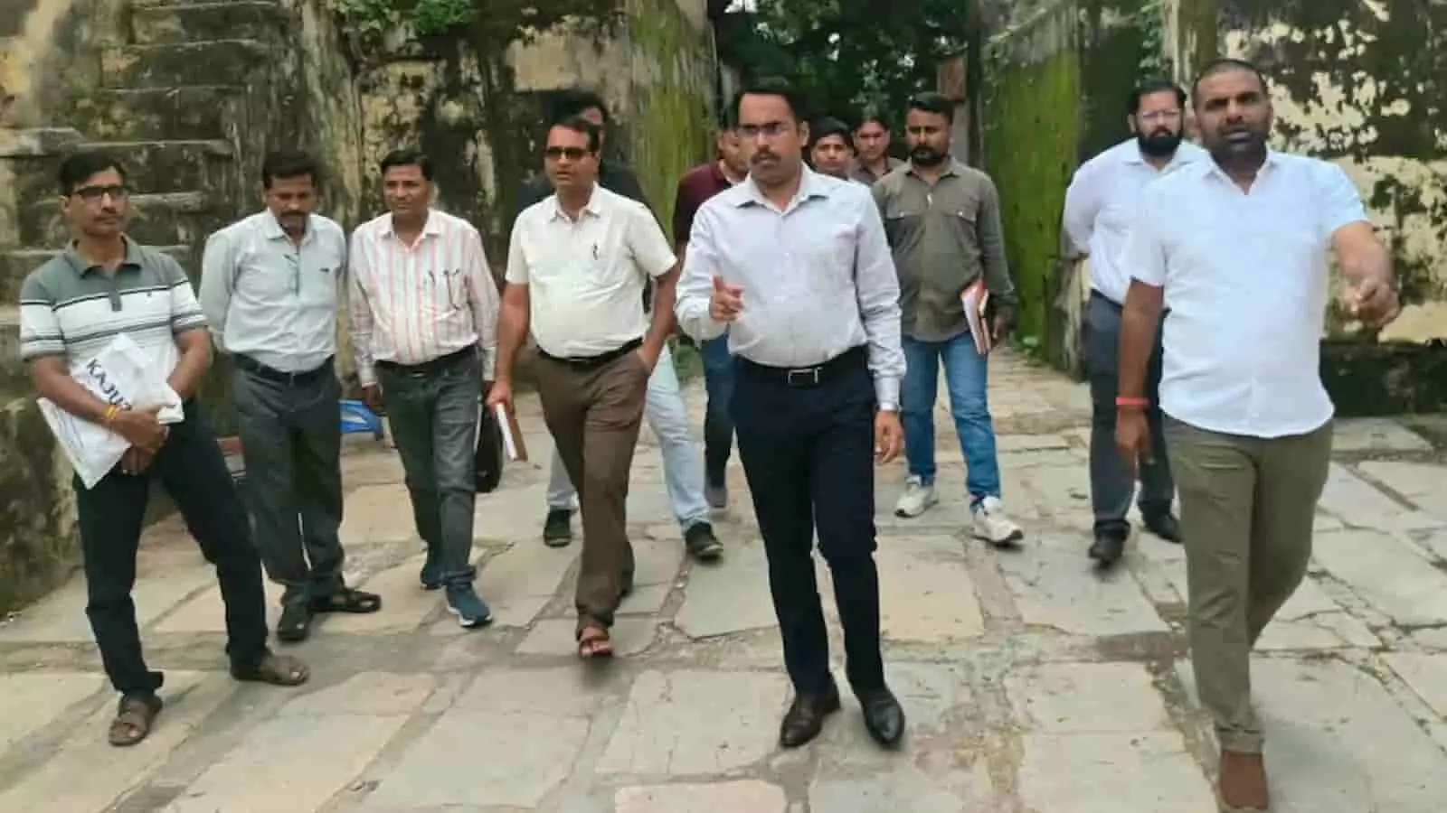 तस्वीर में सलूम्बर में मतदाता जागरूकता अभियान के निरीक्षण के दौरान अधिकारी और स्थानीय लोग एक रास्ते पर चल रहे हैं। तस्वीर में सलूम्बर में मतदाता जागरूकता अभियान के निरीक्षण के दौरान अधिकारी और स्थानीय लोग एक रास्ते पर चल रहे हैं।