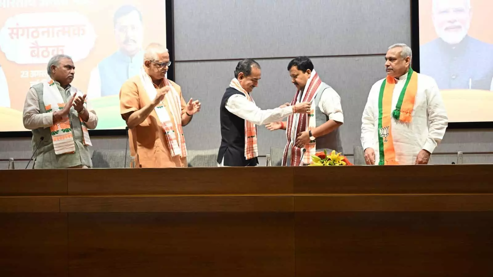 तस्वीर में भाजपा नेता मदन राठौड़ केंद्रीय विस्तार कार्यालय में राष्ट्रीय अध्यक्ष नितिन नवीन का स्वागत कर रहे हैं। तस्वीर में भाजपा नेता मदन राठौड़ केंद्रीय विस्तार कार्यालय में राष्ट्रीय अध्यक्ष नितिन नवीन का स्वागत कर रहे हैं।