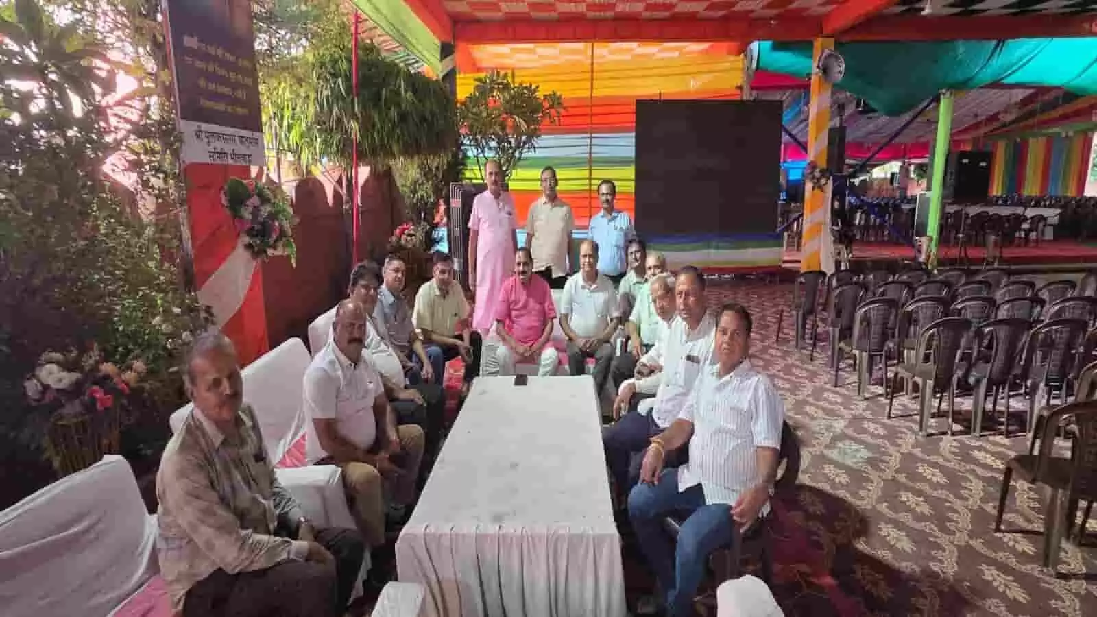 तस्वीर में भीलवाड़ा में आगामी नगर निकाय चुनावों को लेकर बैठक करते हुए जैन समाज के पदाधिकारी दिख रहे हैं। तस्वीर में भीलवाड़ा में आगामी नगर निकाय चुनावों को लेकर बैठक करते हुए जैन समाज के पदाधिकारी दिख रहे हैं।
