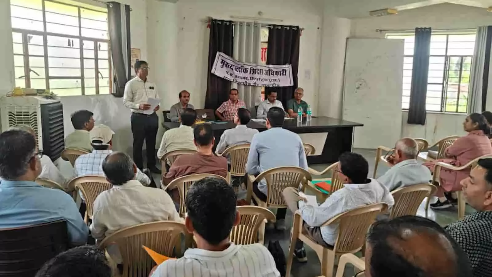 तस्वीर में सलूंबर में मतदान व्यवस्थाओं को लेकर अधिकारियों की बैठक आयोजित होते हुए दिखाई दे रही है। तस्वीर में सलूंबर में मतदान व्यवस्थाओं को लेकर अधिकारियों की बैठक आयोजित होते हुए दिखाई दे रही है।