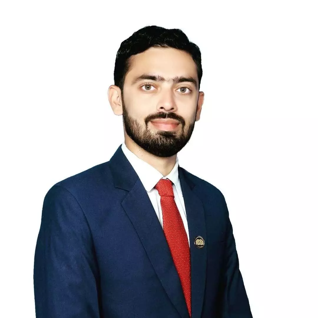 नीले सूट और लाल टाई में नजर आ रहे अजय नौलखा की तस्वीर। नीले सूट और लाल टाई में नजर आ रहे अजय नौलखा की तस्वीर।
