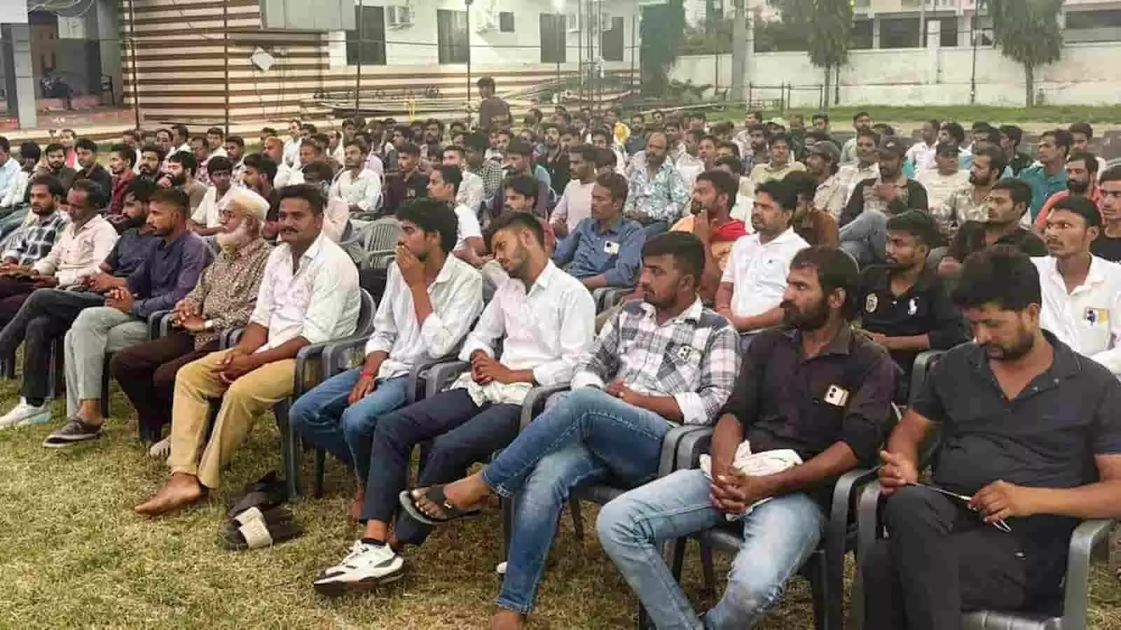 तस्वीर में देव गार्डन रिसोर्ट में सावन महोत्सव के दौरान कुर्सियों पर बैठे लोग दिख रहे हैं। तस्वीर में देव गार्डन रिसोर्ट में सावन महोत्सव के दौरान कुर्सियों पर बैठे लोग दिख रहे हैं।