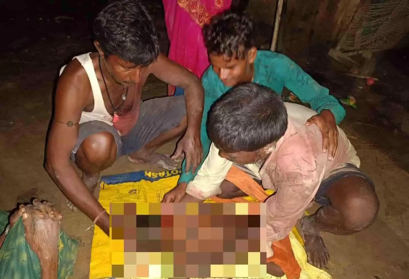 तस्वीर में ग्रामीण और परिजन मलबे के पास बैठे हुए दिखाई दे रहे हैं। तस्वीर में ग्रामीण और परिजन मलबे के पास बैठे हुए दिखाई दे रहे हैं।