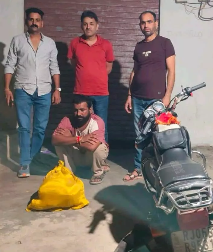 भीलवाड़ा में अवैध गांजे की थैली और मोटरसाइकिल के साथ खड़े पुलिसकर्मी और गिरफ्तार आरोपी। भीलवाड़ा में अवैध गांजे की थैली और मोटरसाइकिल के साथ खड़े पुलिसकर्मी और गिरफ्तार आरोपी।